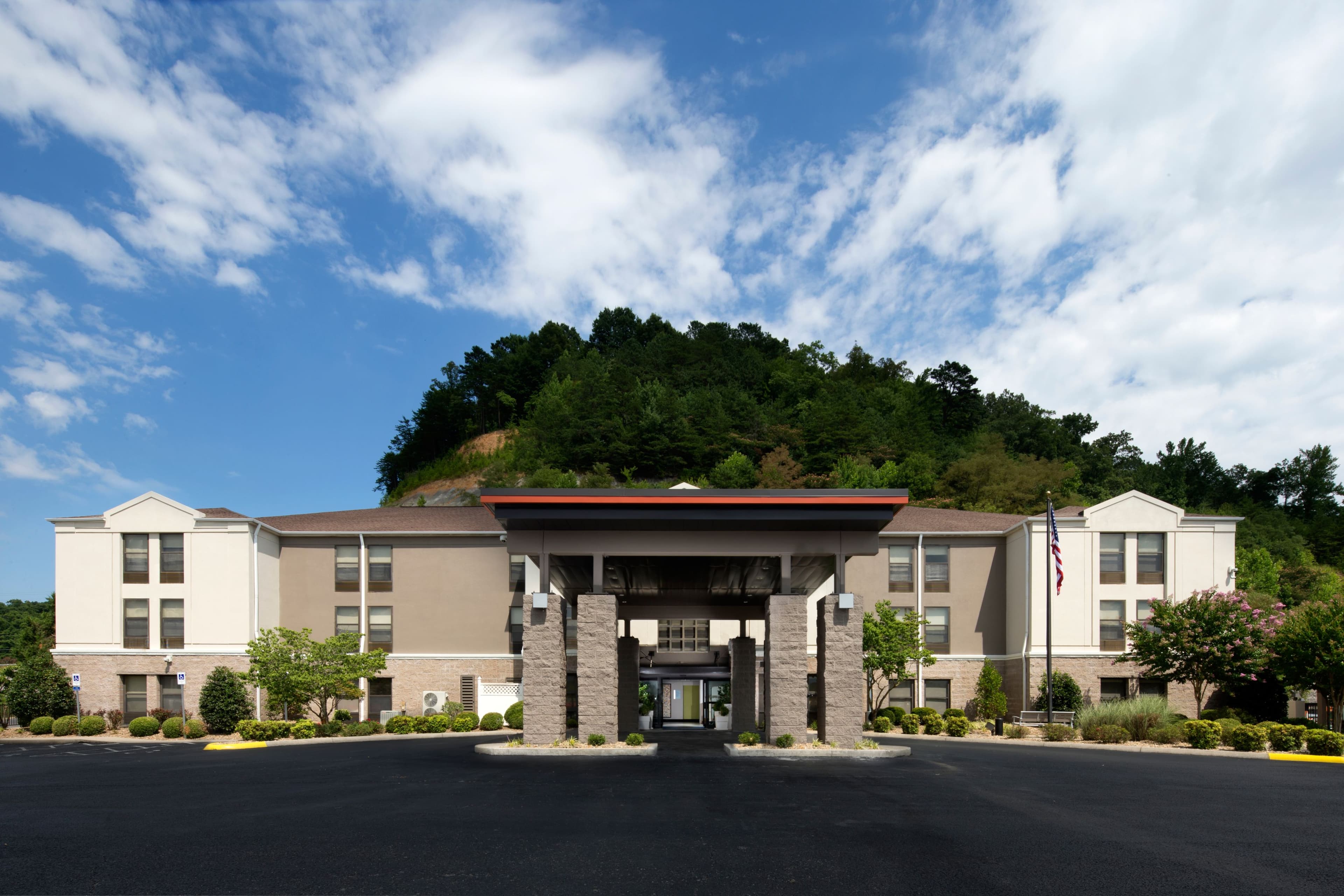 Holiday Inn Express Middlesboro - Image 1