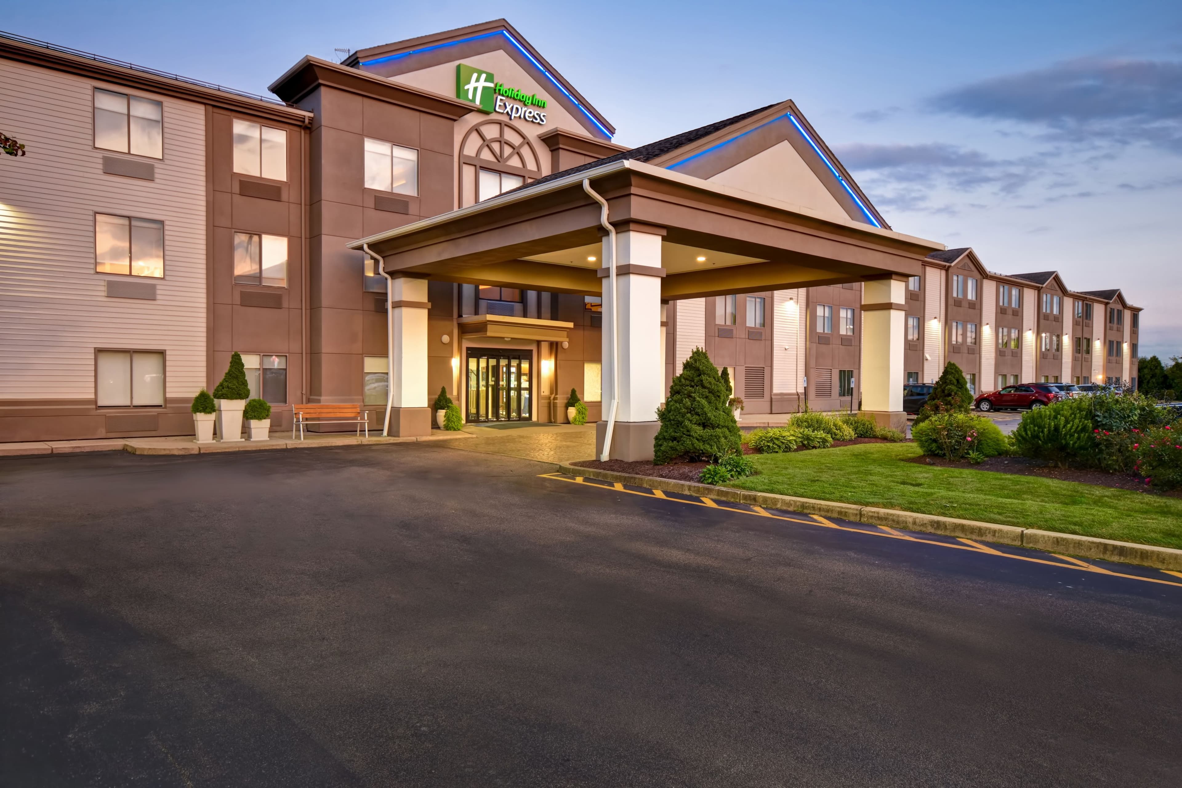 Holiday Inn Express Newport North - Middletown - Image 1