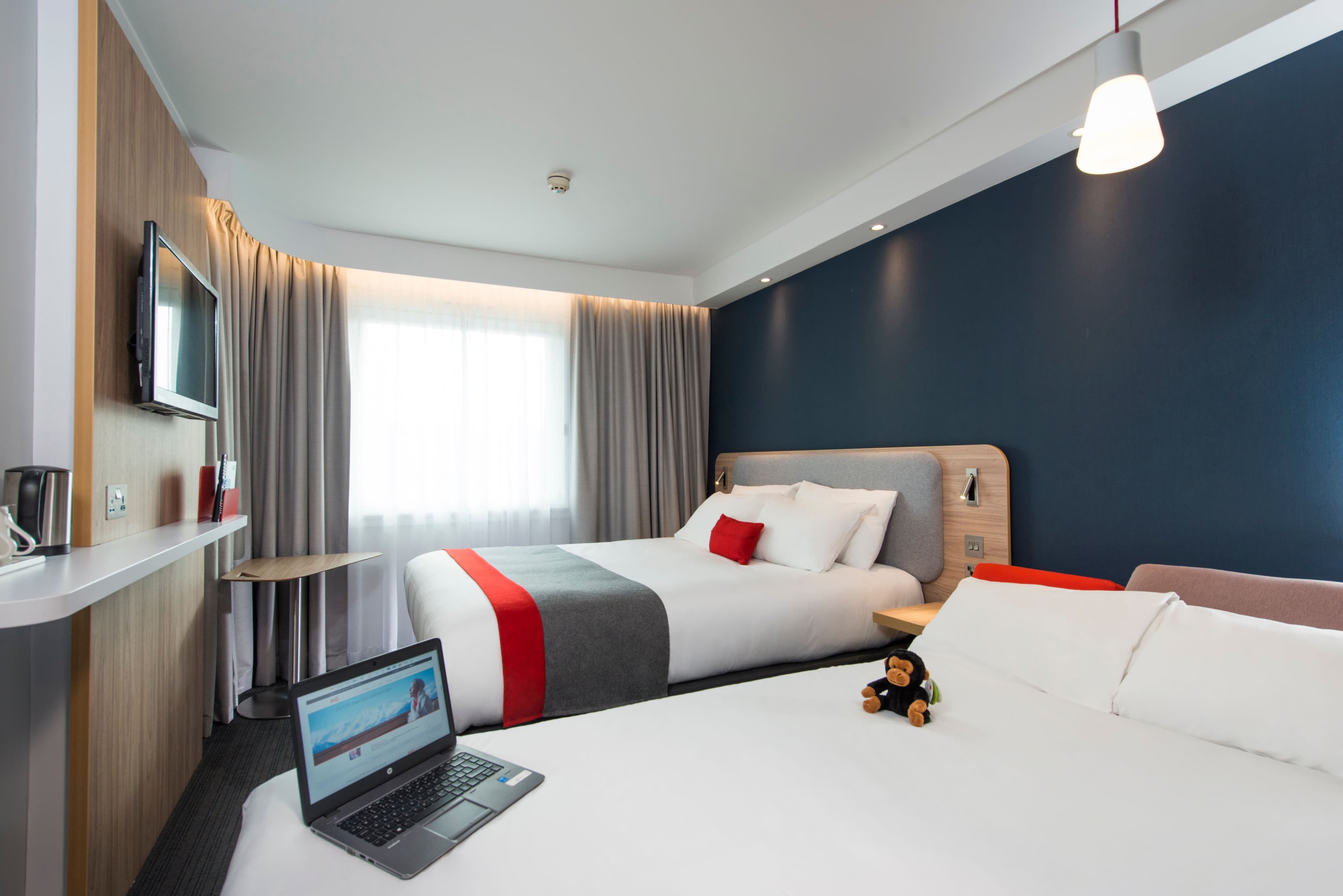 Holiday Inn Express Milton Keynes — 7