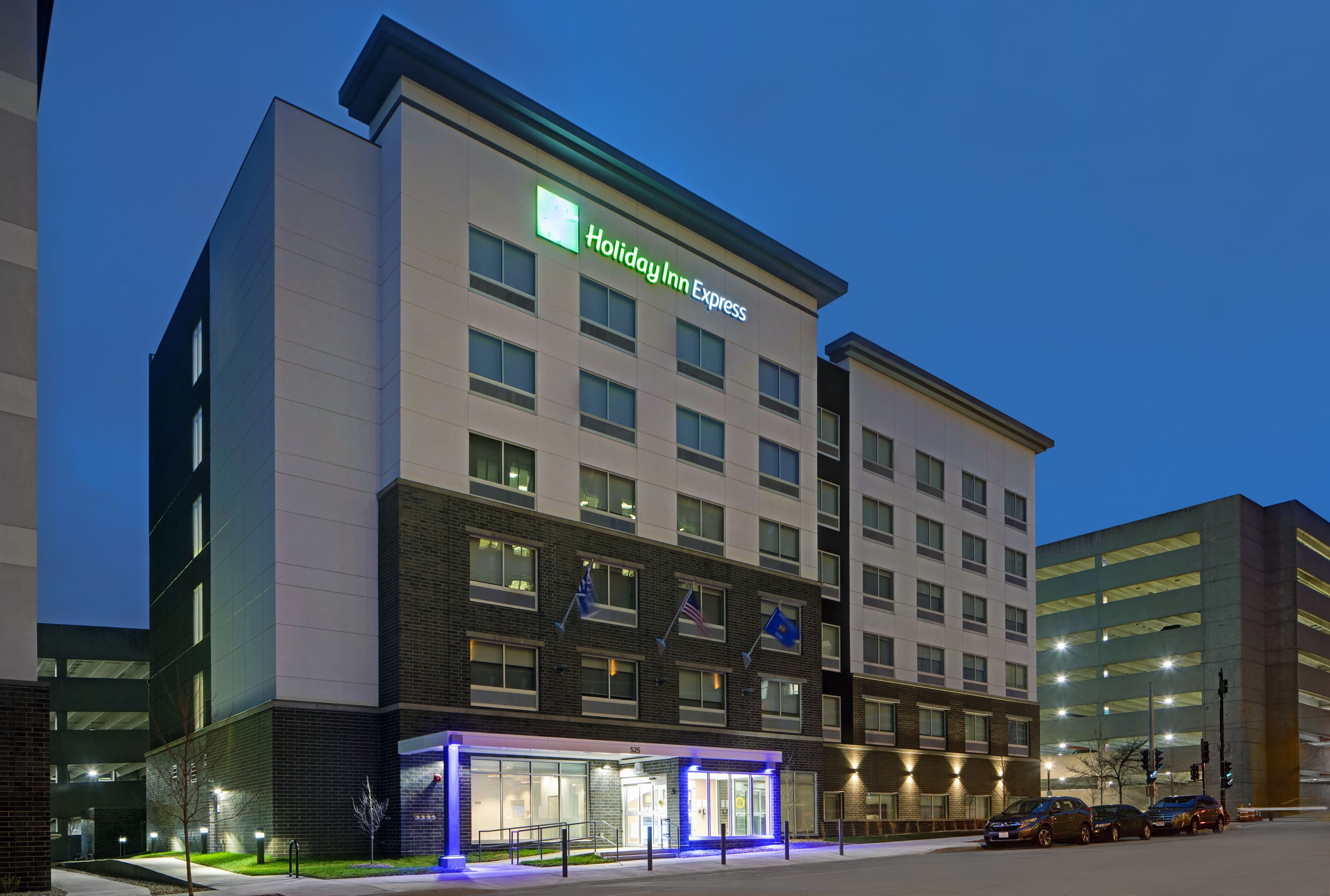 Holiday Inn Express Milwaukee Downtown - Image 1