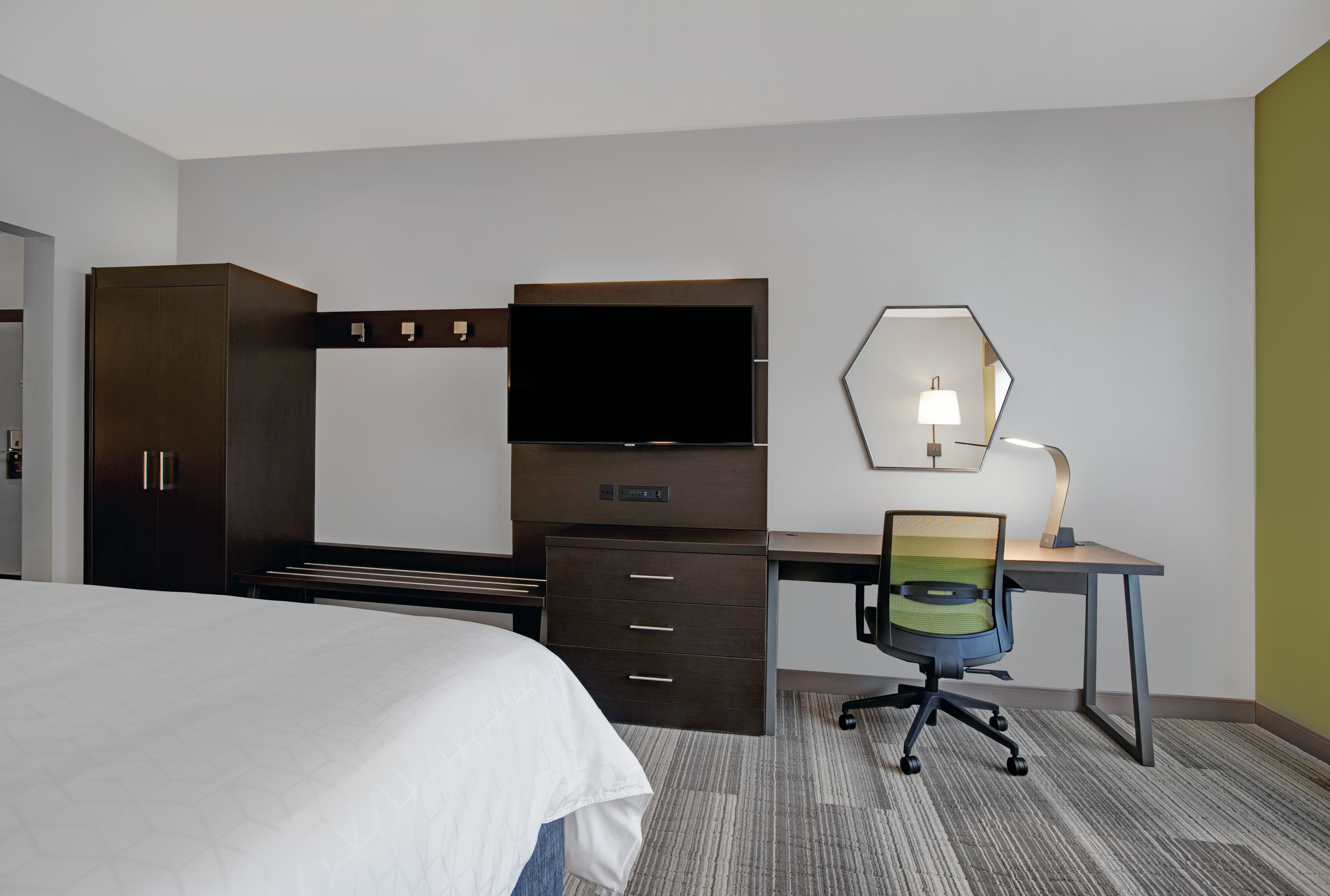 Holiday Inn Express Milwaukee Downtown - Image 4