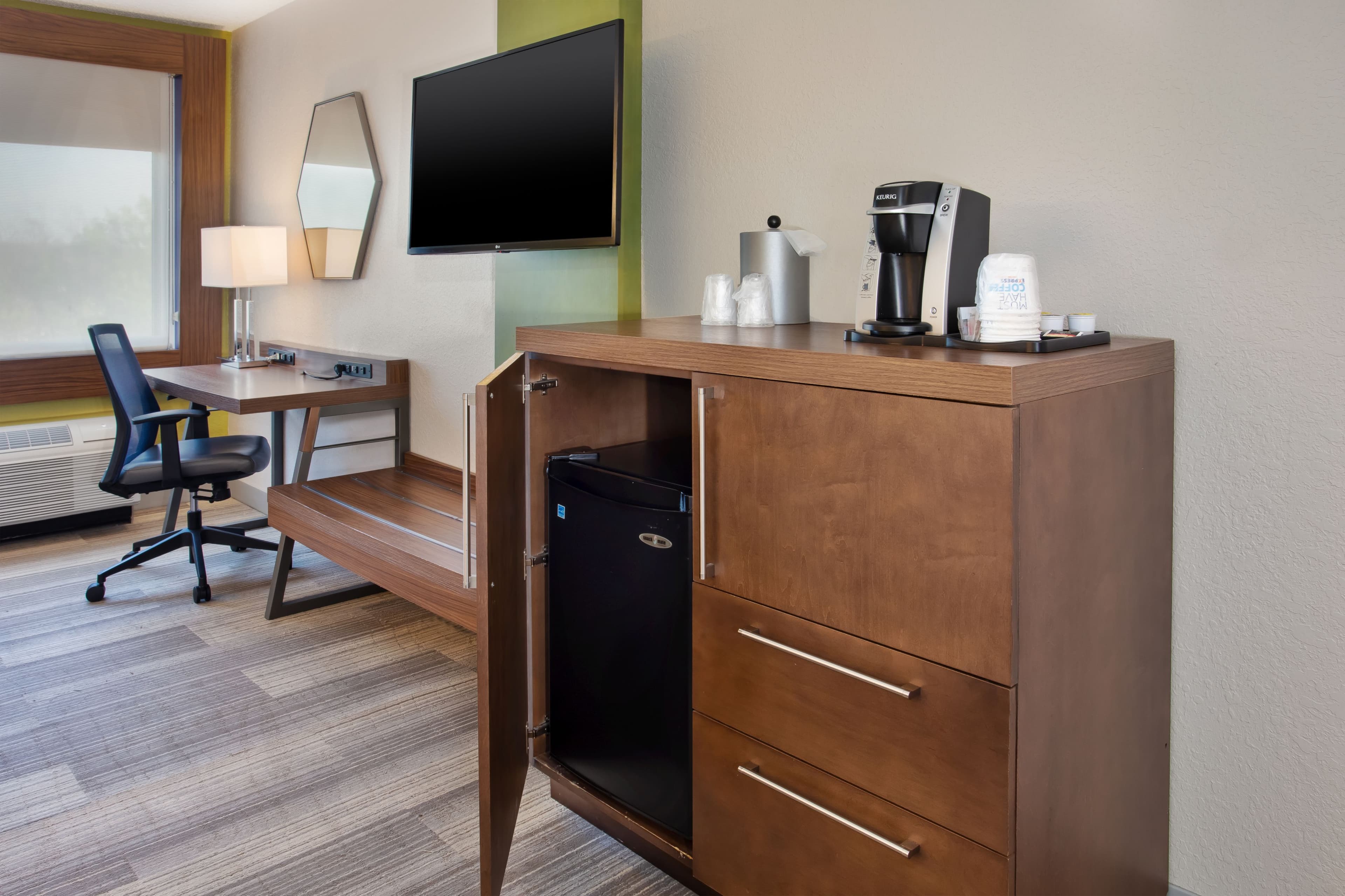 Holiday Inn Express Nashville Airport - Image 2