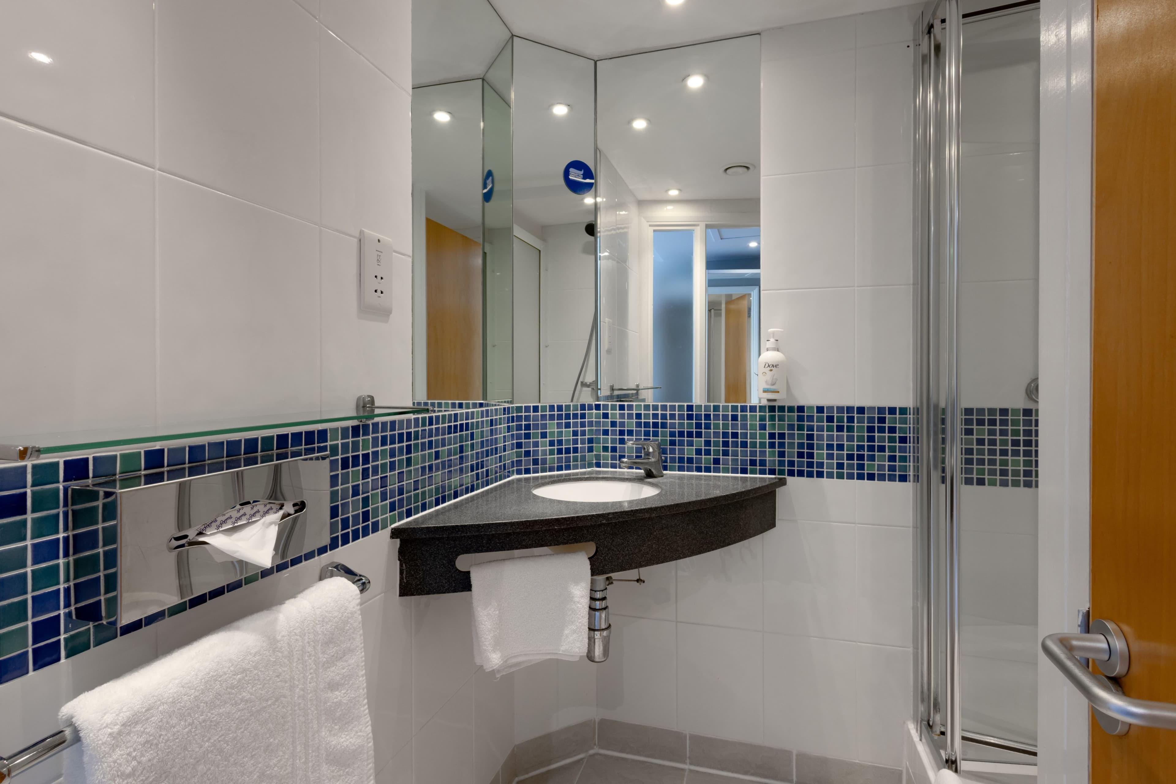 Standard Room with Free Hot Breakfast - Image 9
