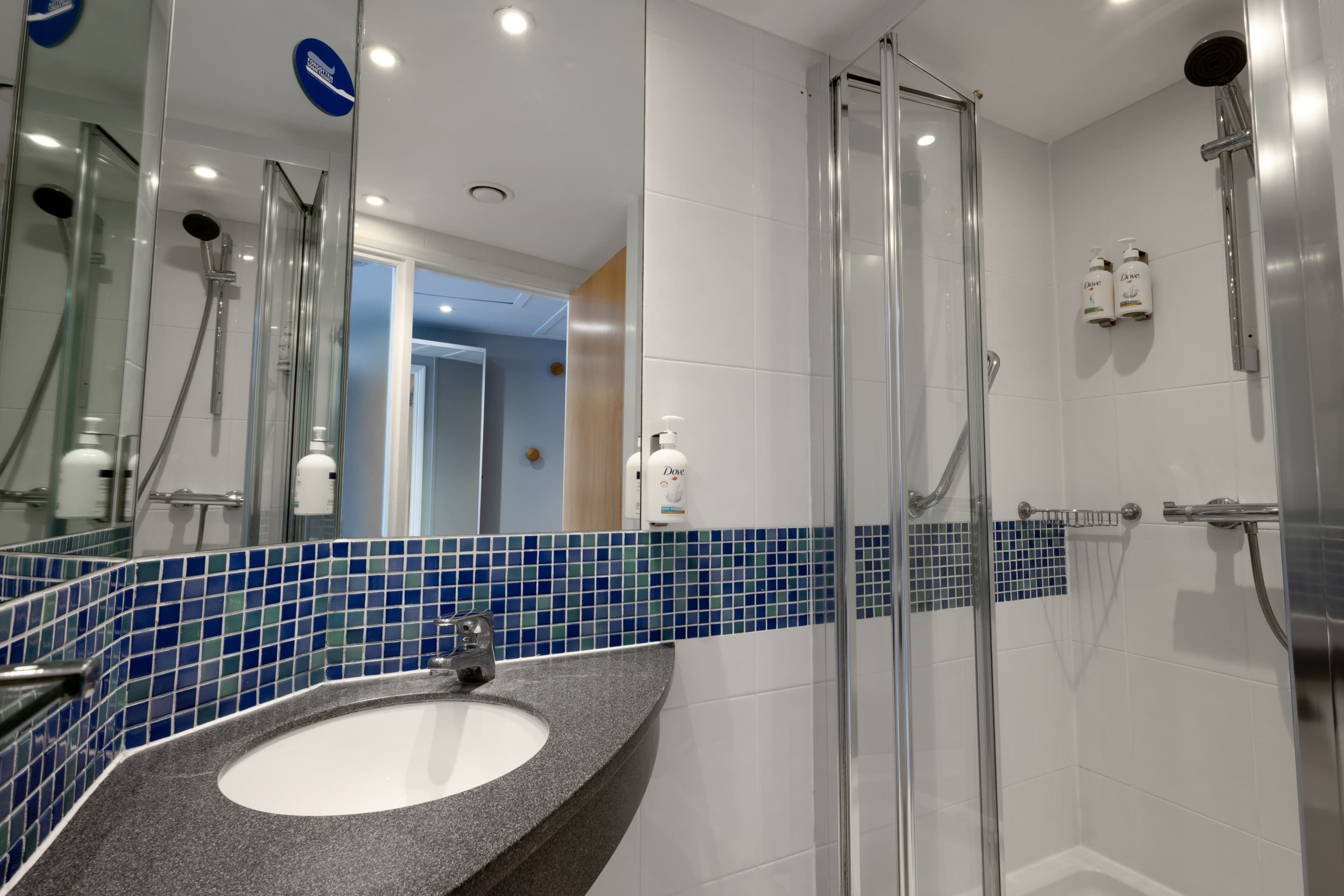Standard Room with Free Hot Breakfast - Image 7