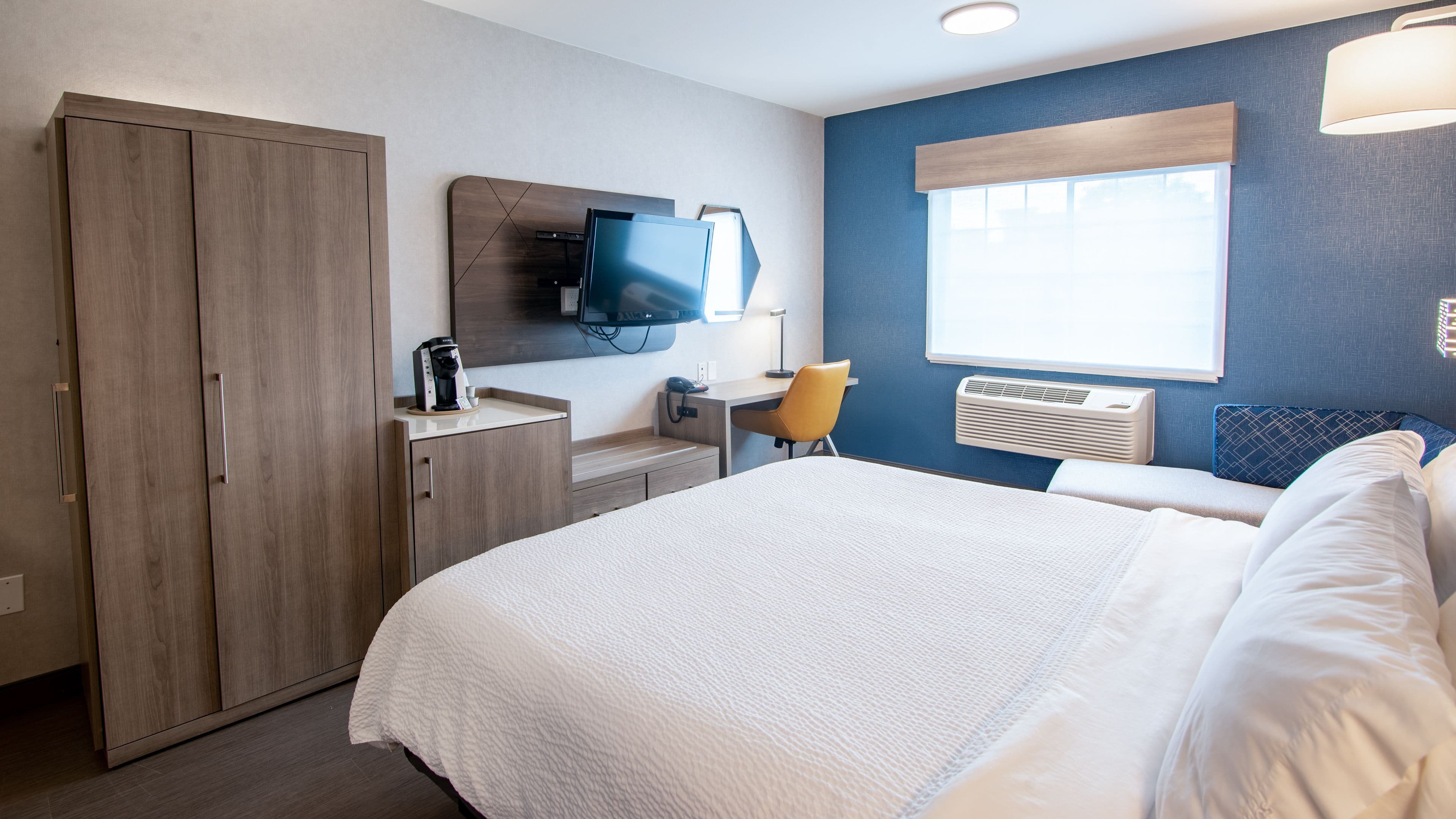Holiday Inn Express Oakdale — 7