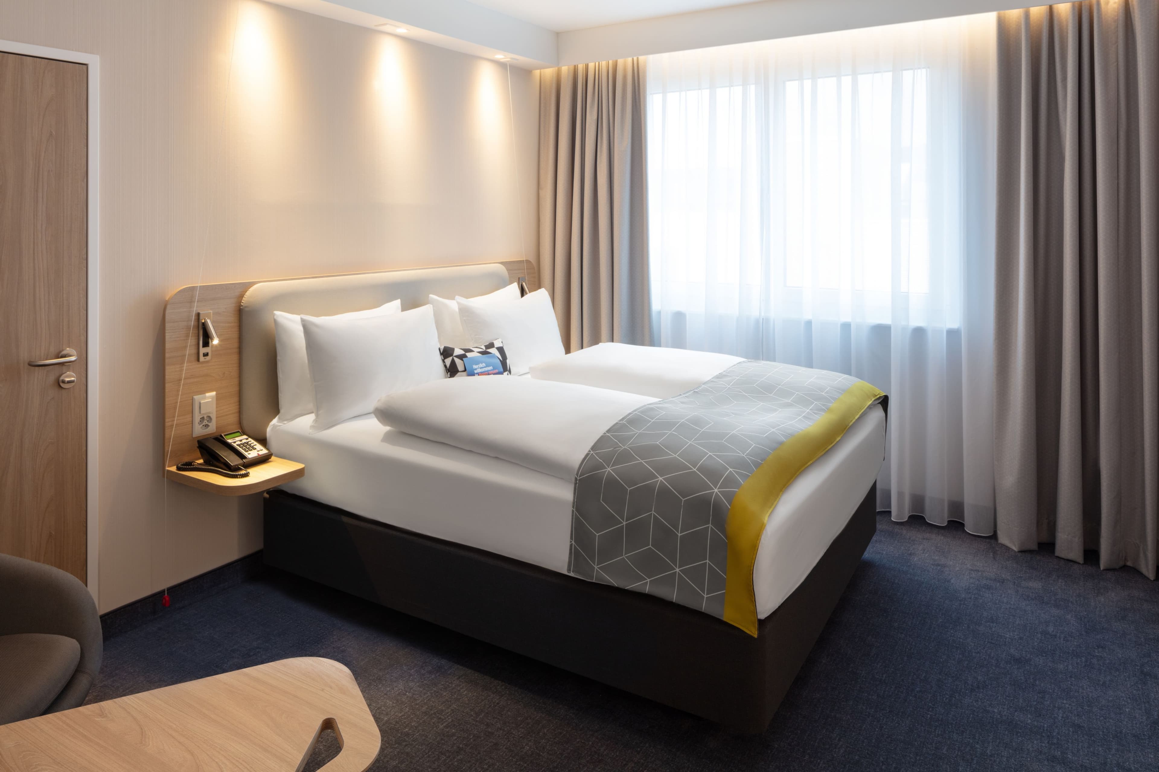 1 Queen Standard with Free Breakfast - Image 1