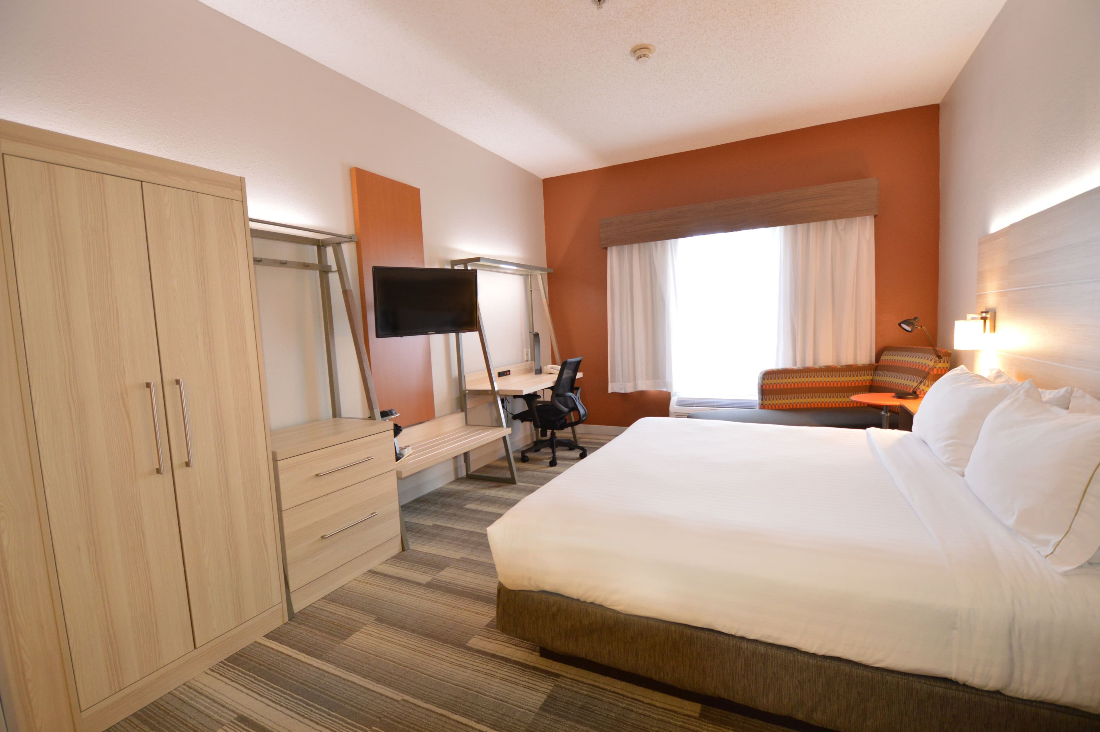 Holiday Inn Express Toledo-Oregon - Image 2