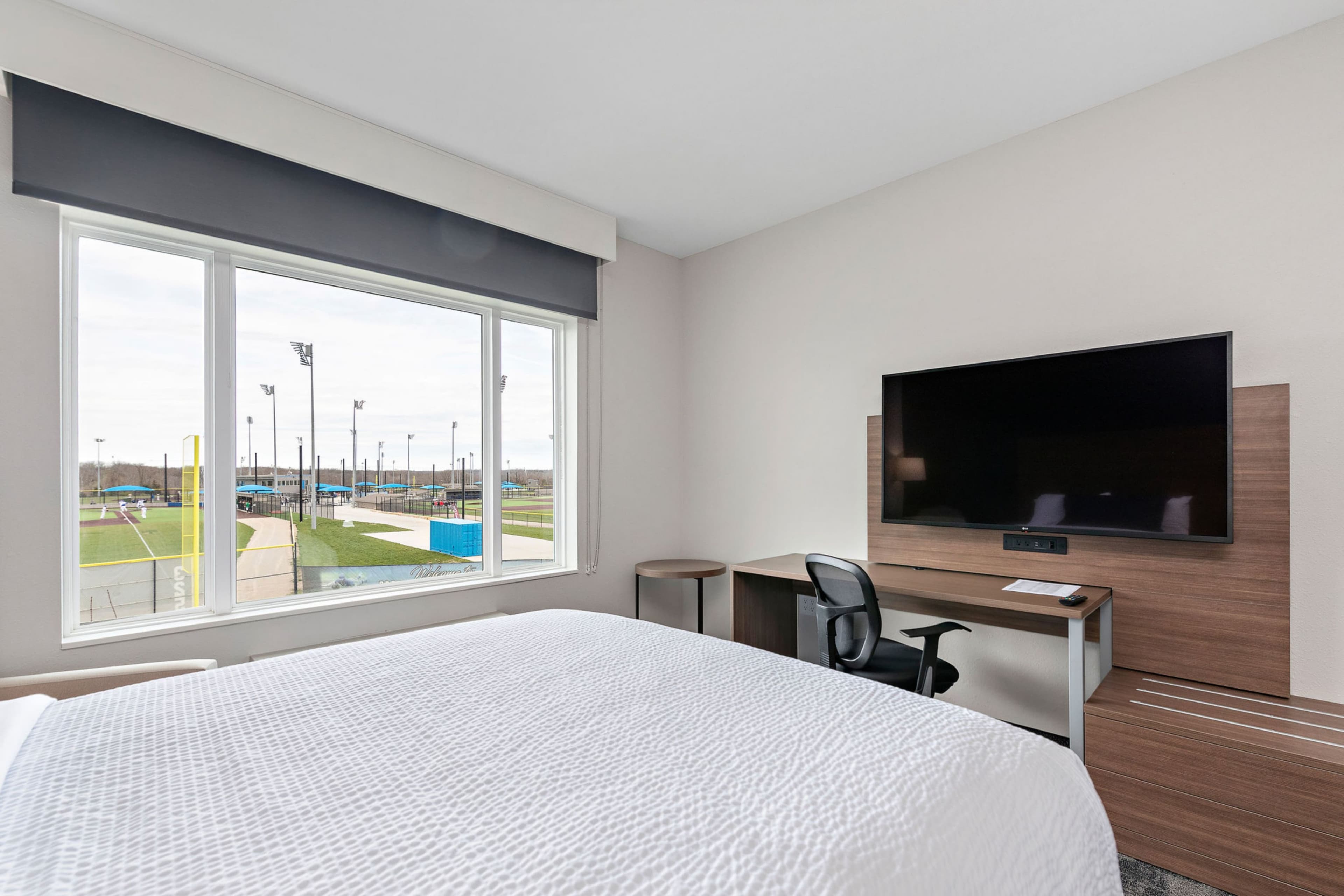 Holiday Inn Express Kansas City North – Parkville - Image 3