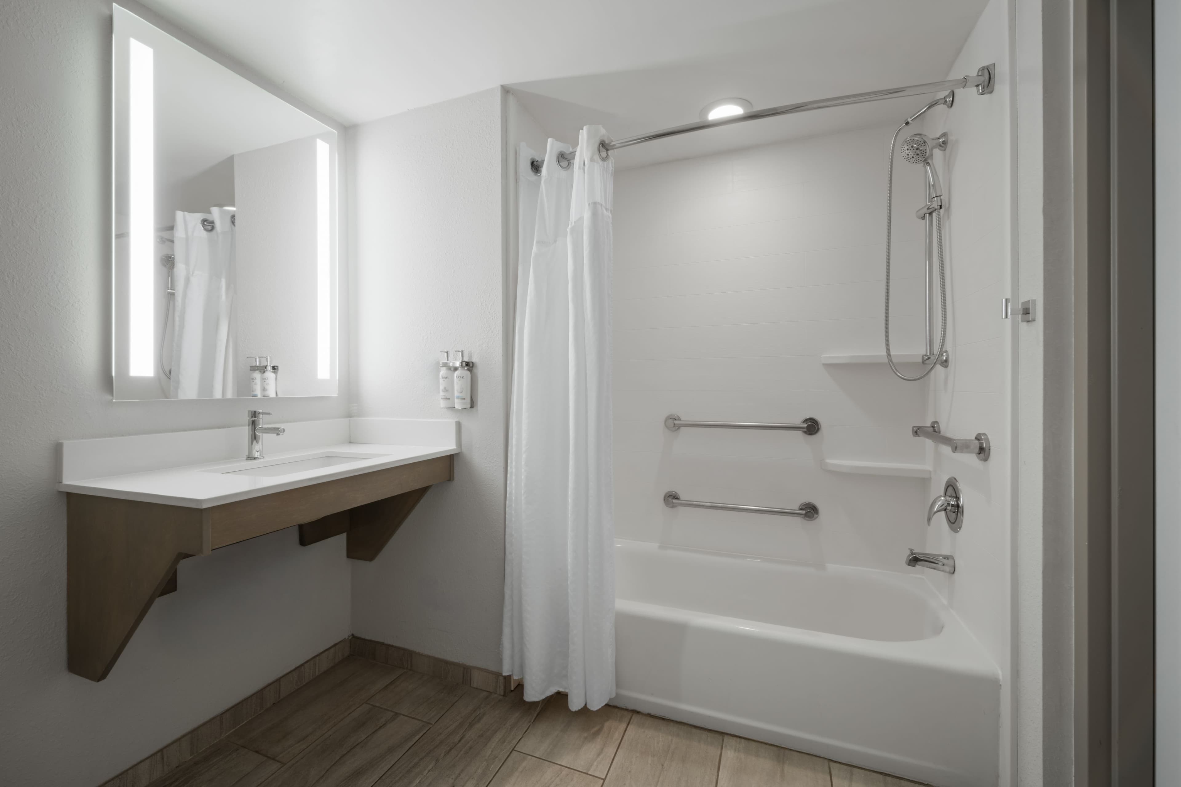 2 Queen Standard Communications Mobility Accessible Tub - Image 4