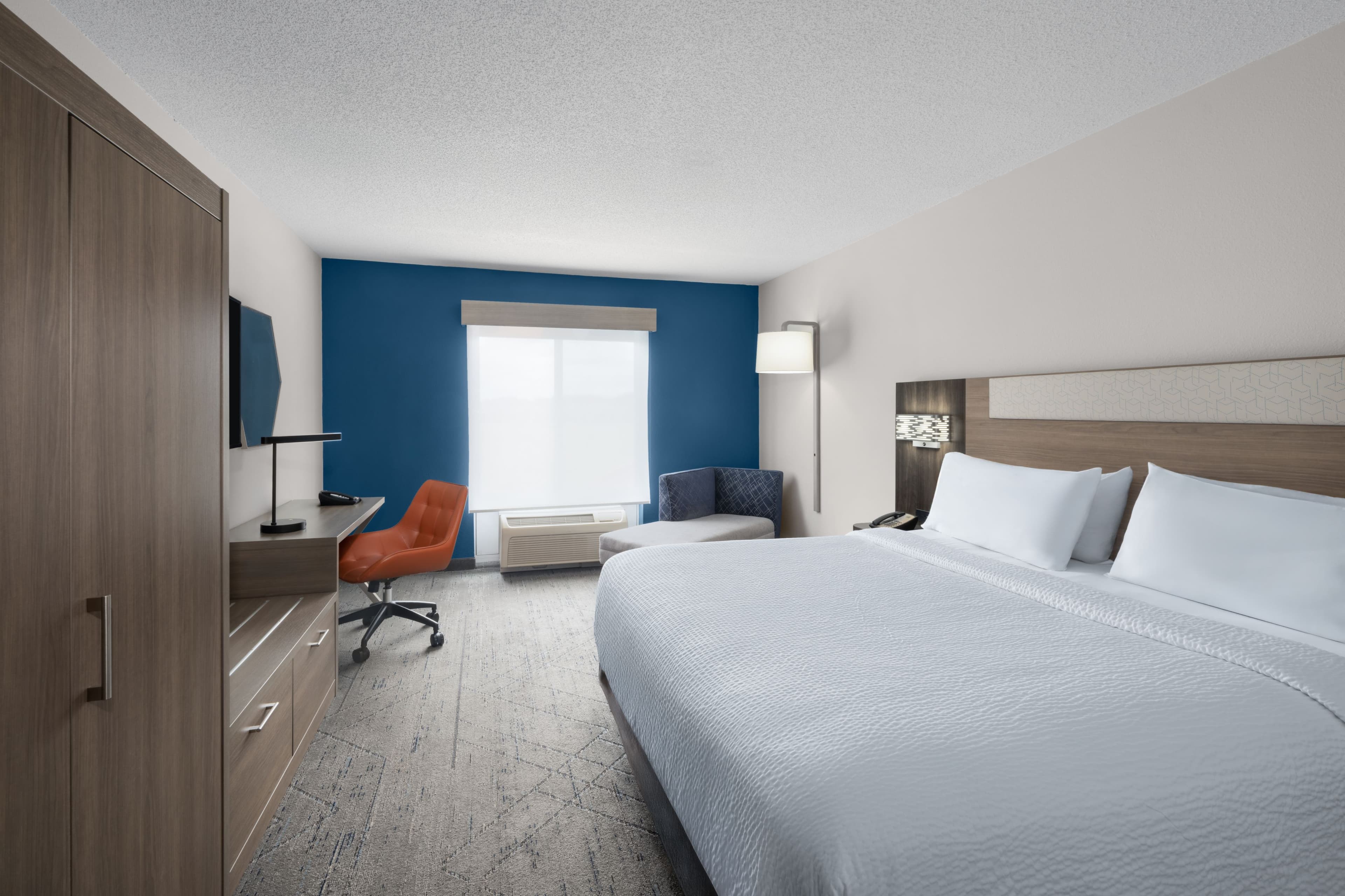 Holiday Inn Express Pembroke - Image 4