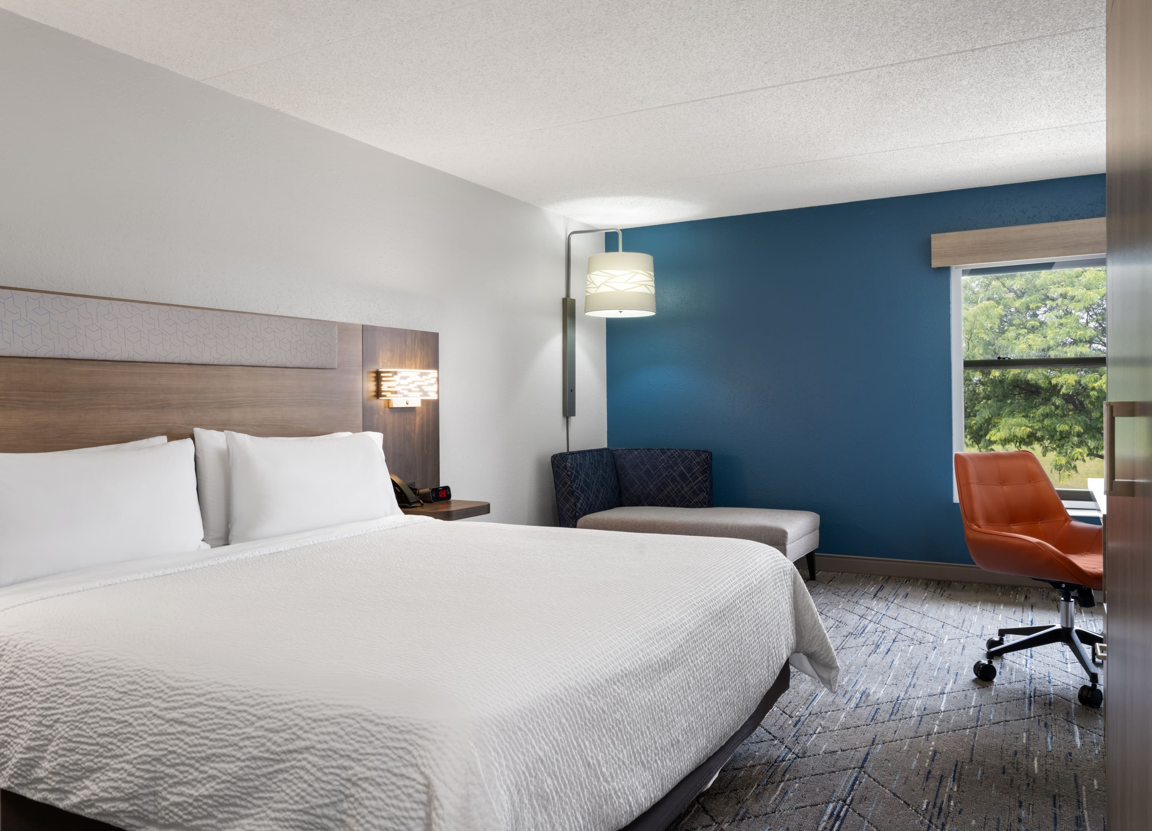 Holiday Inn Express Indianapolis Airport - Image 3
