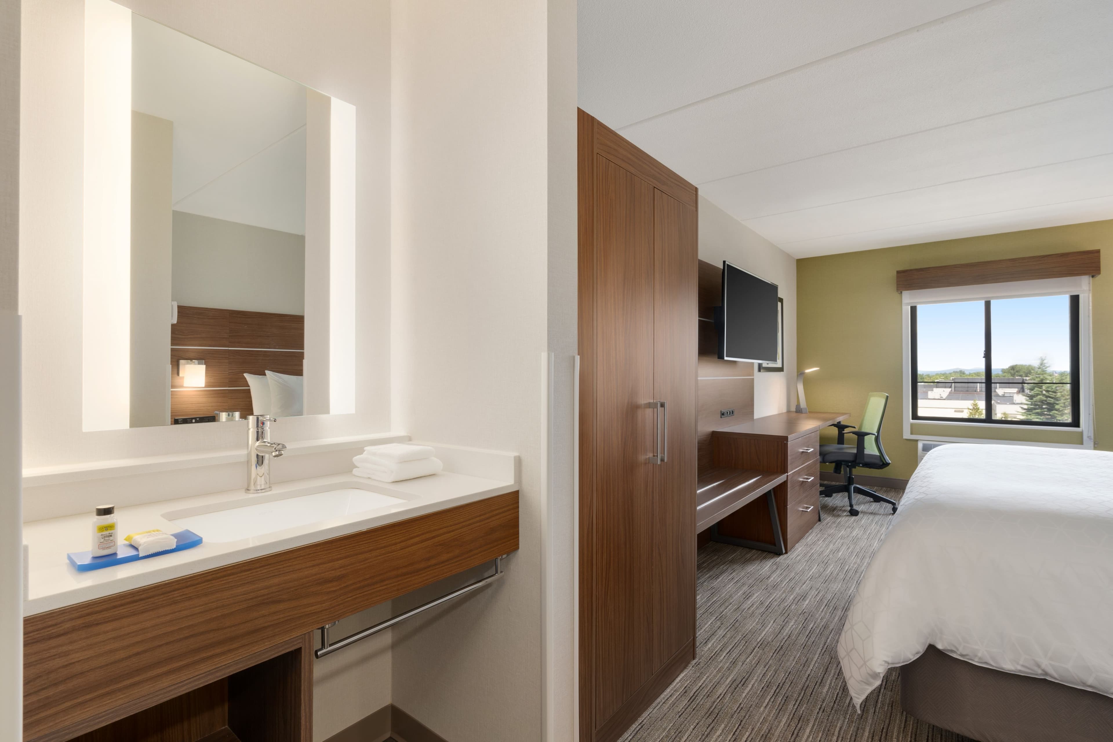 Holiday Inn Express Plattsburgh - Image 4