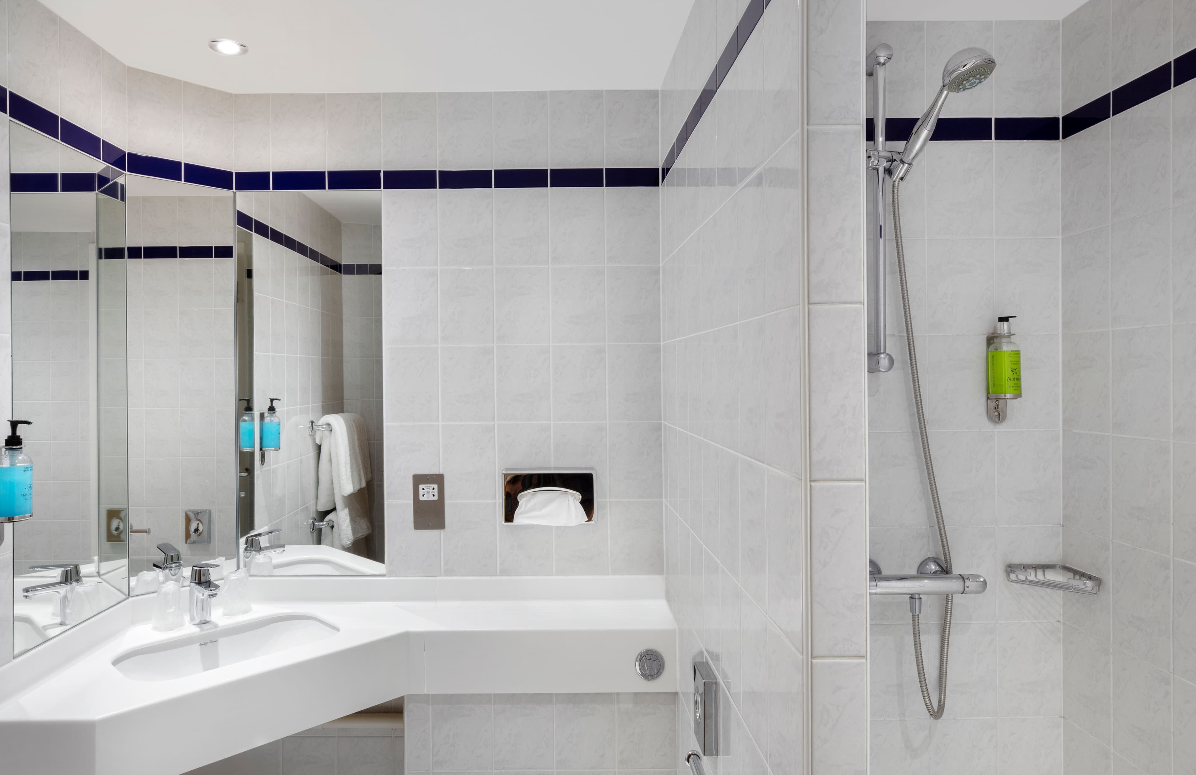 Holiday Inn Express Poole - Image 3
