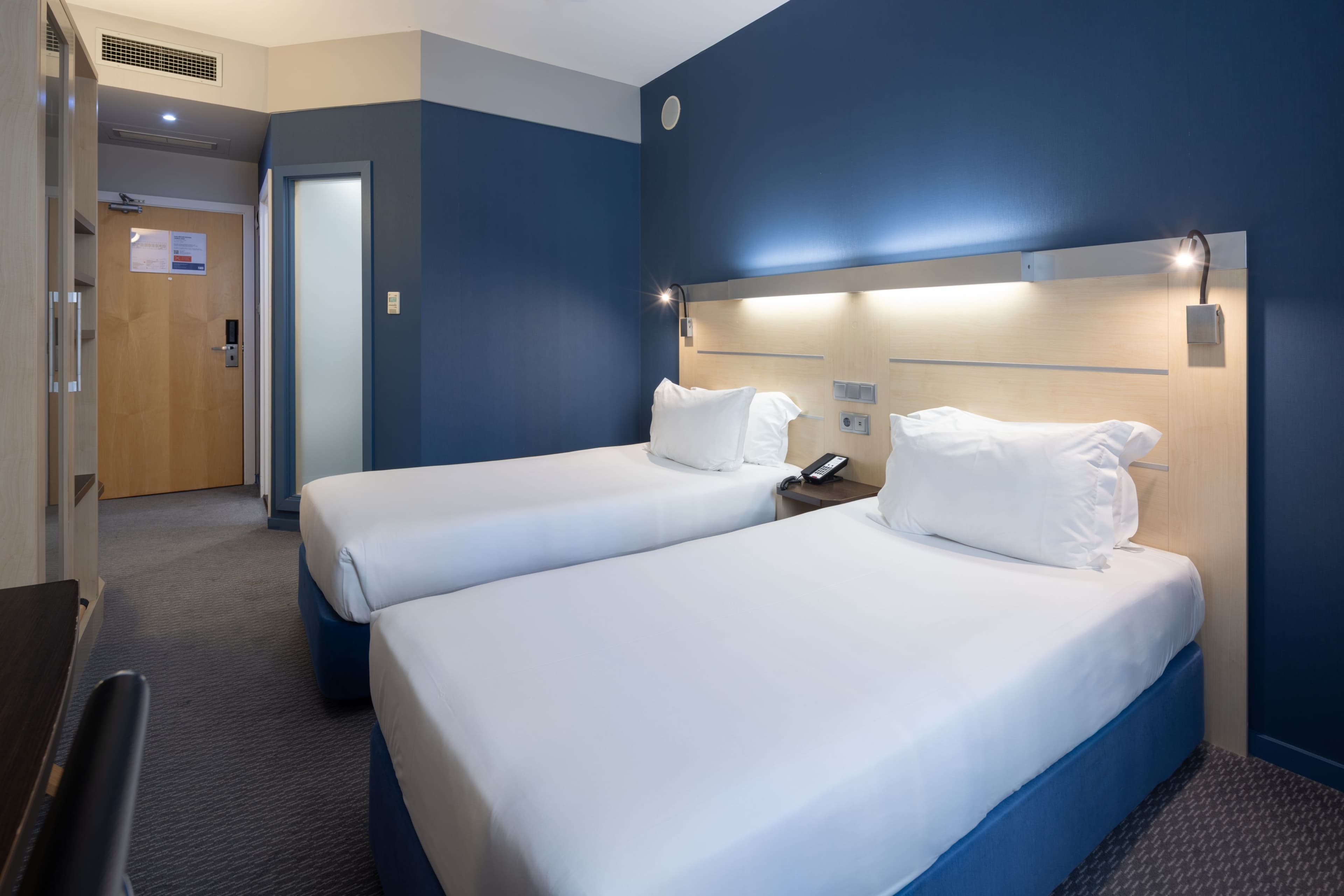 Standard Room with Free Breakfast - Image 5