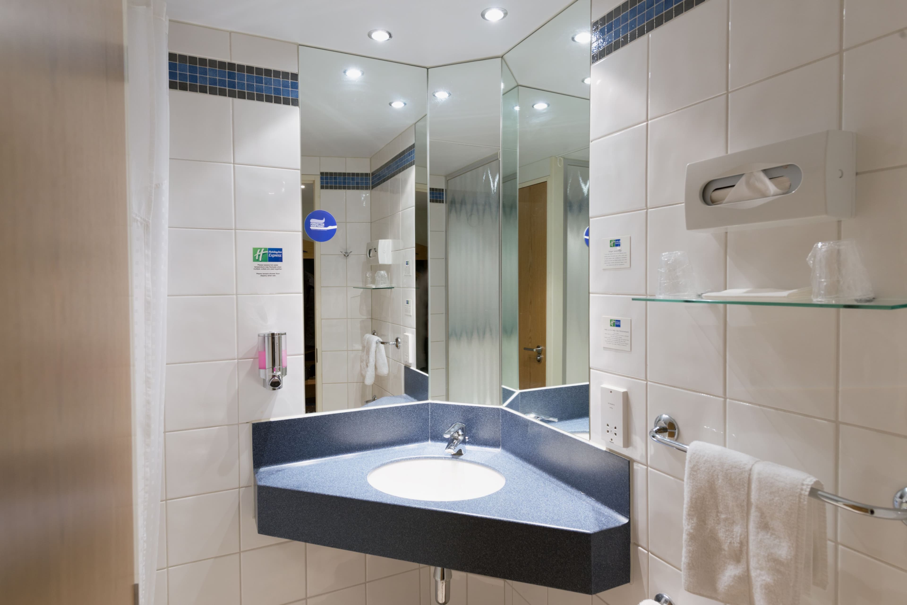 Holiday Inn Express Portsmouth - Gunwharf Quays - Image 4