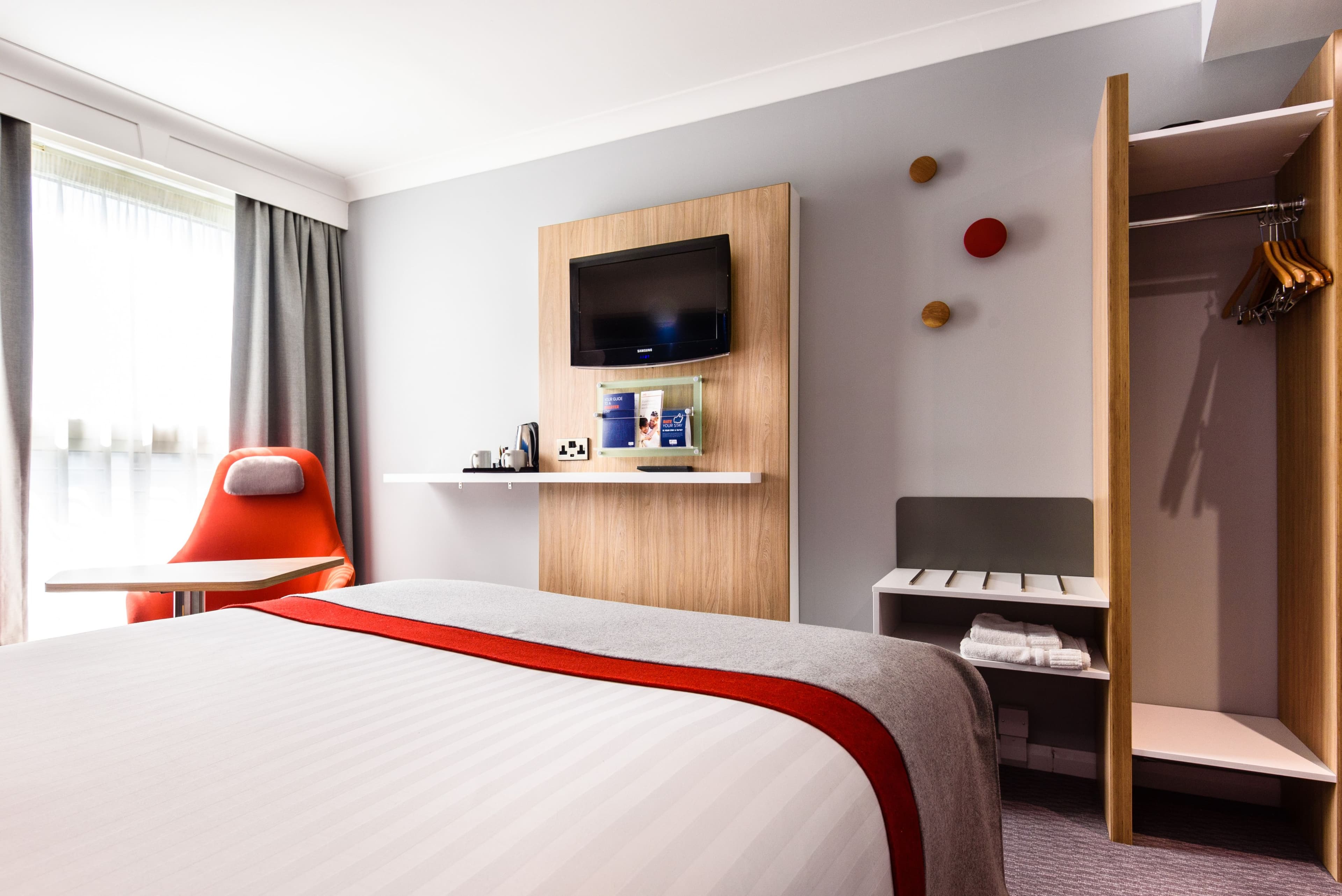 Holiday Inn Express Portsmouth - Gunwharf Quays - Image 3