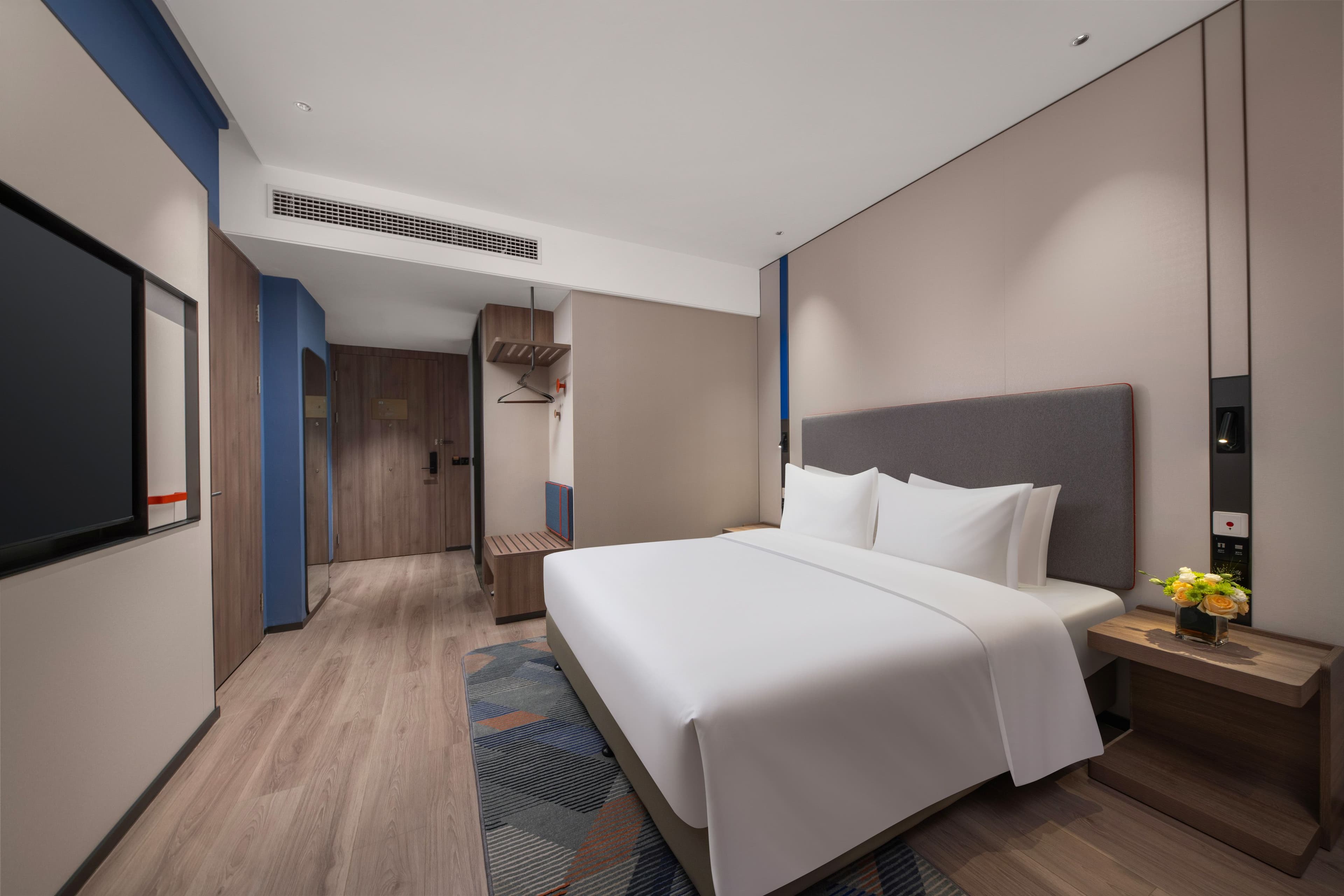 Holiday Inn Express Qingdao City Balcony - Image 4
