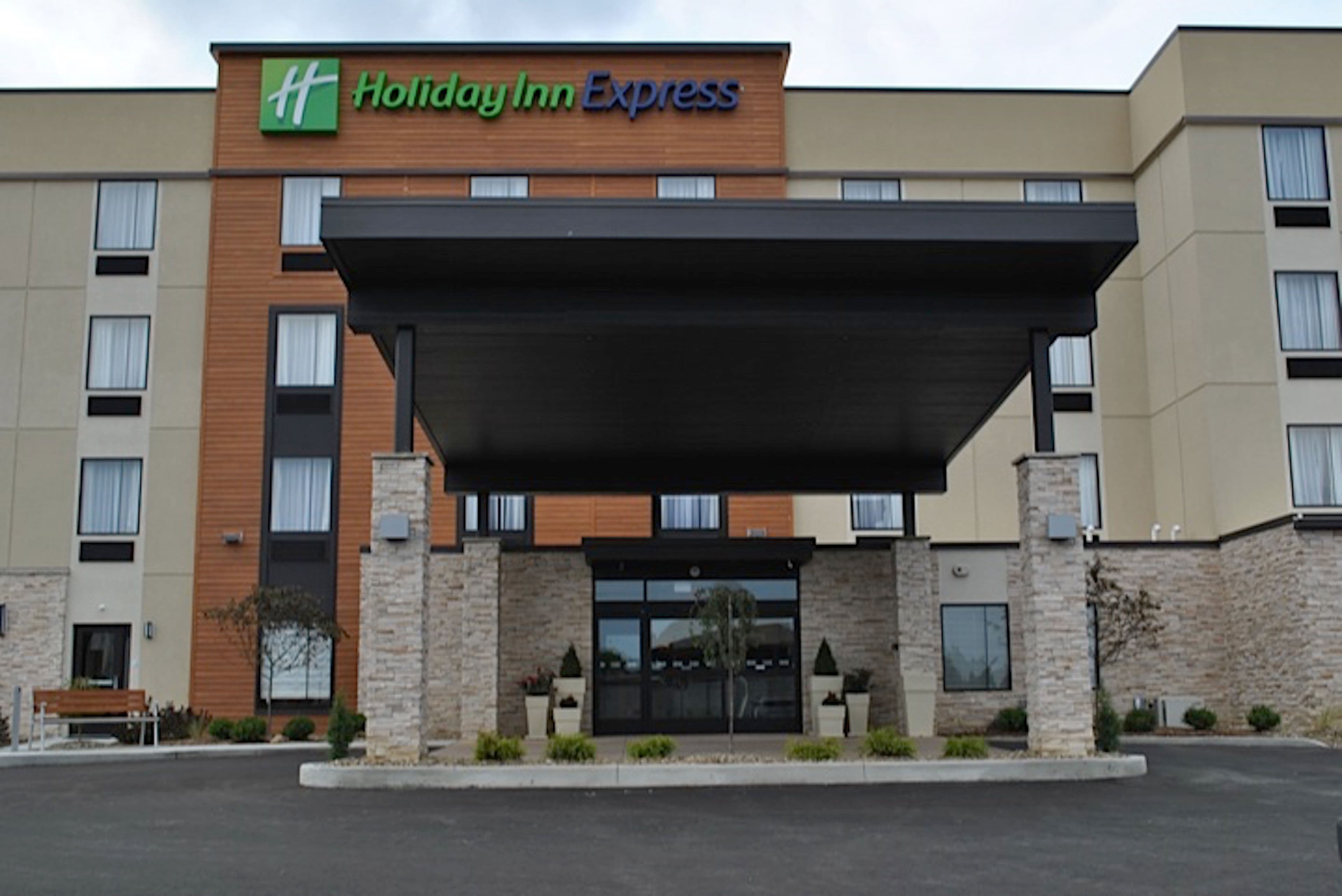Holiday Inn Express Salem - Image 1