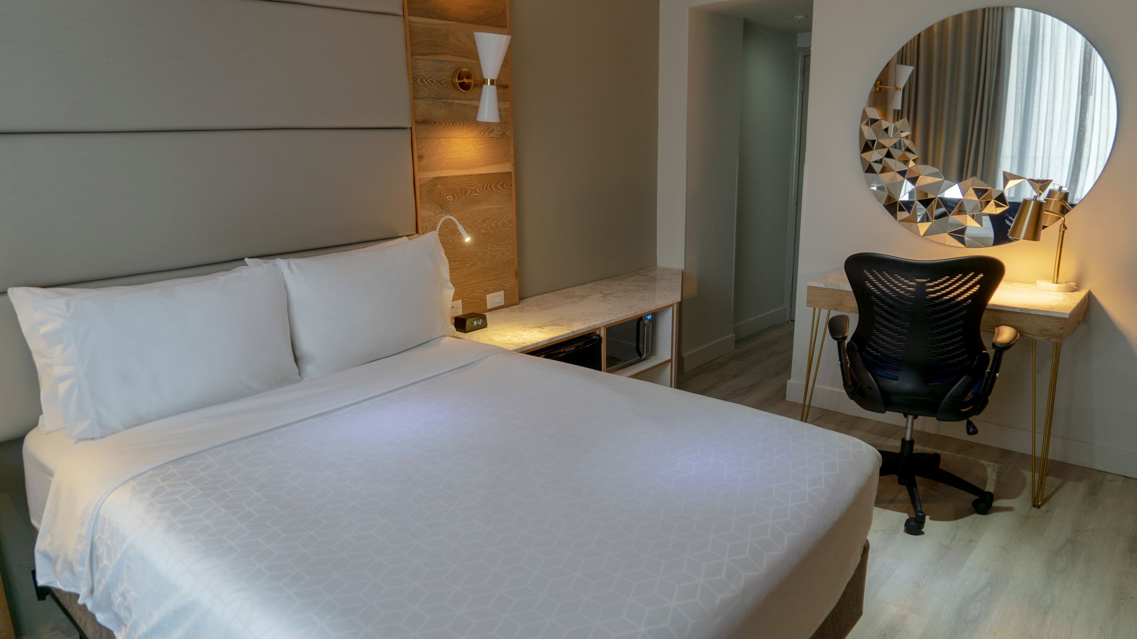 1 King Standard - Image 1