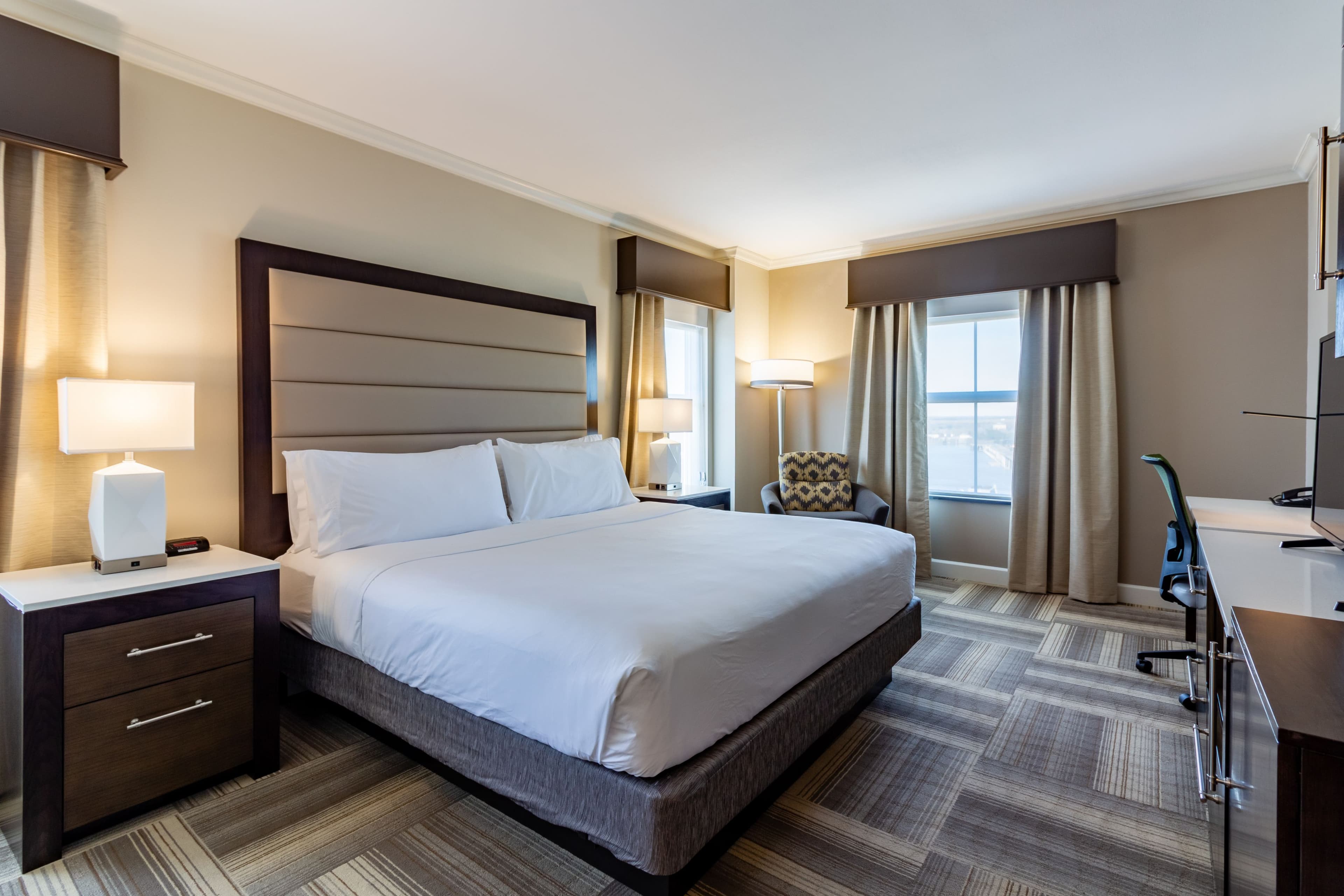 Holiday Inn Express Savannah-Historic District - Image 4