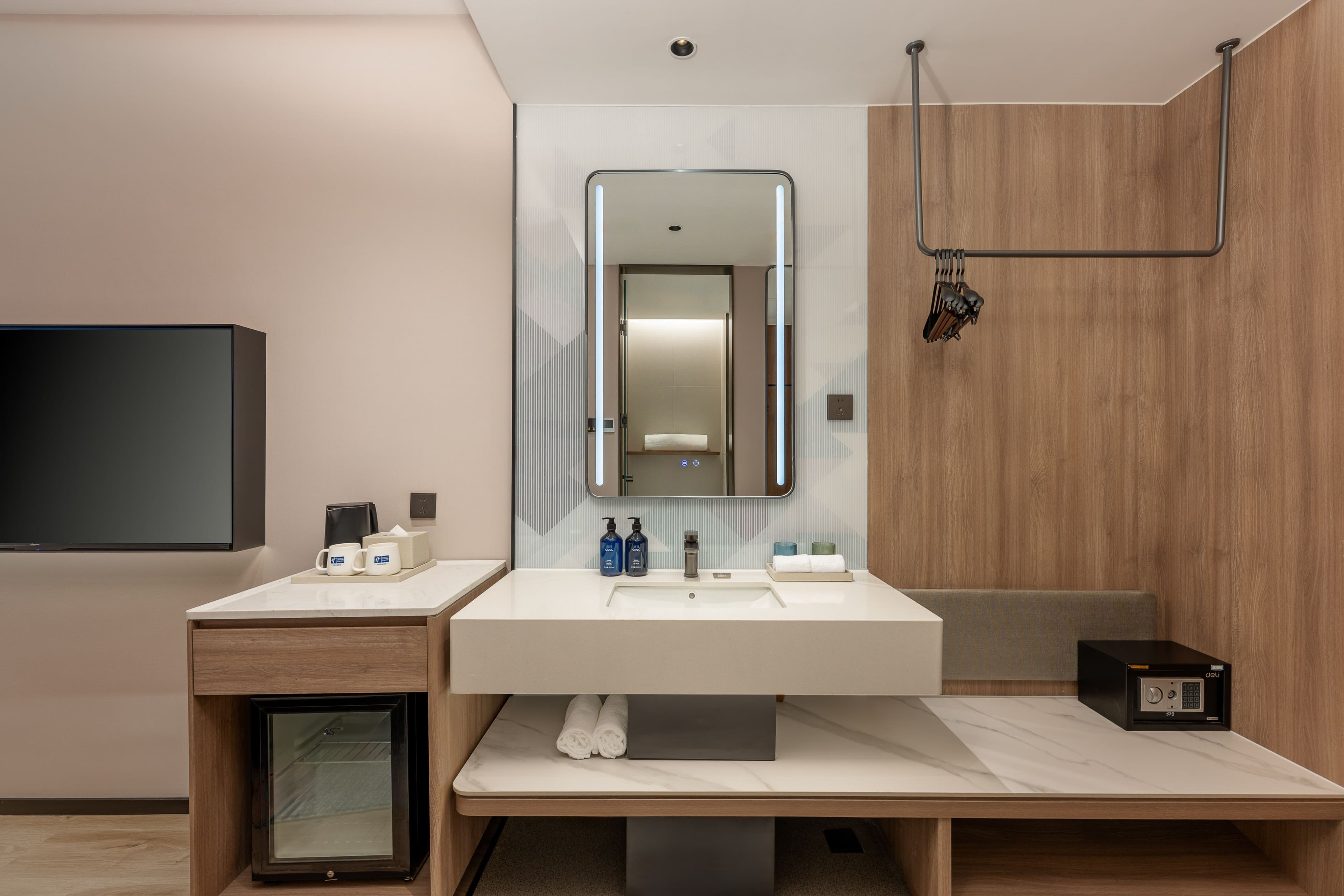 Holiday Inn Express Shanghai Changyang Road — 10