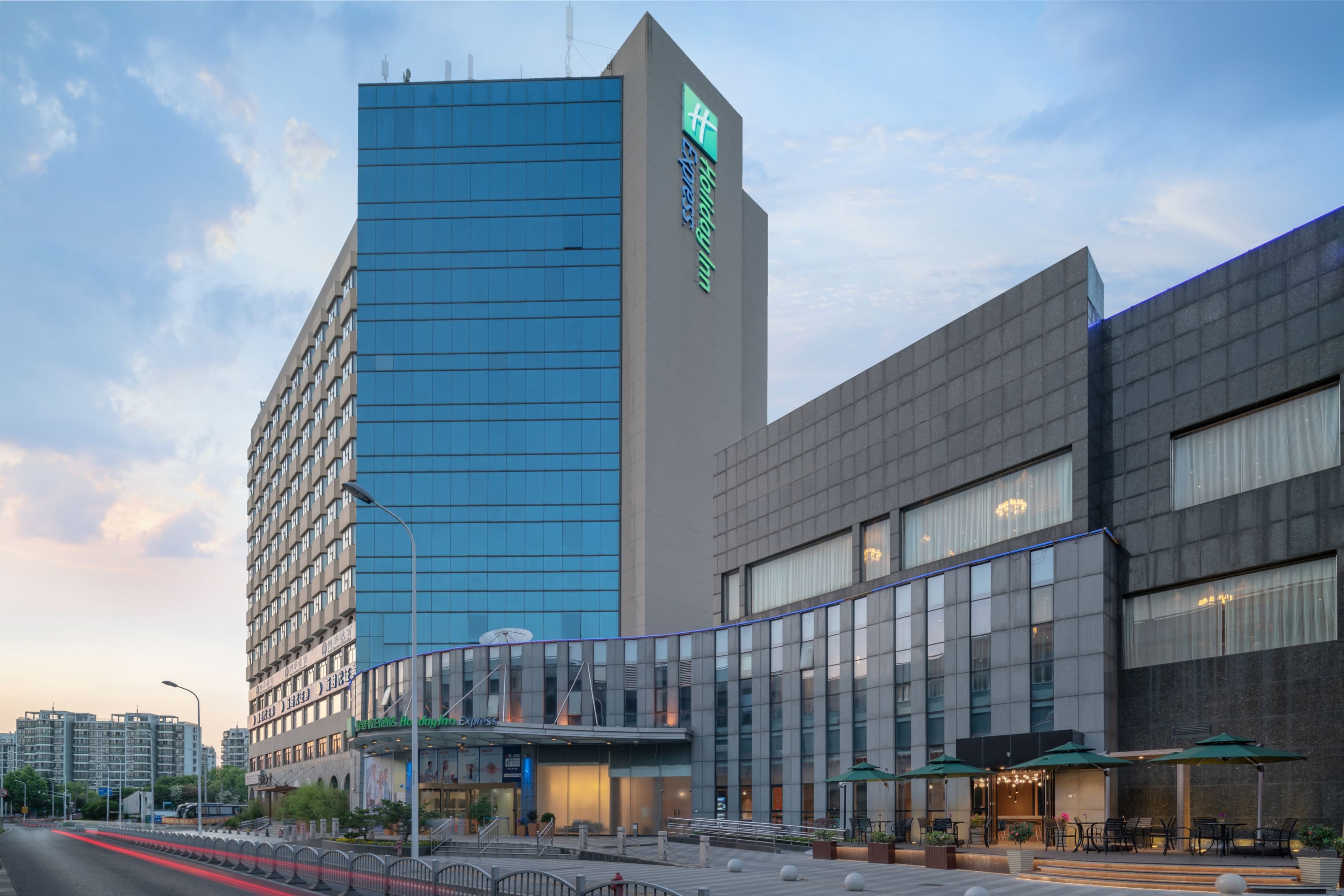 Holiday Inn Express Shanghai Jinqiao Central - Image 1