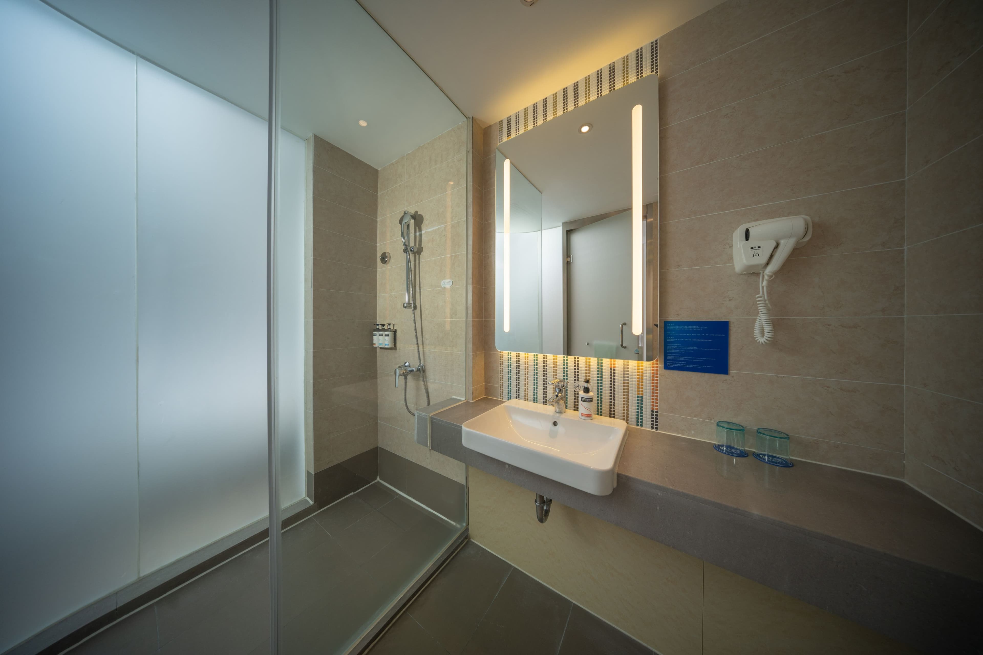 Holiday Inn Express Shanghai Pujiang — 7
