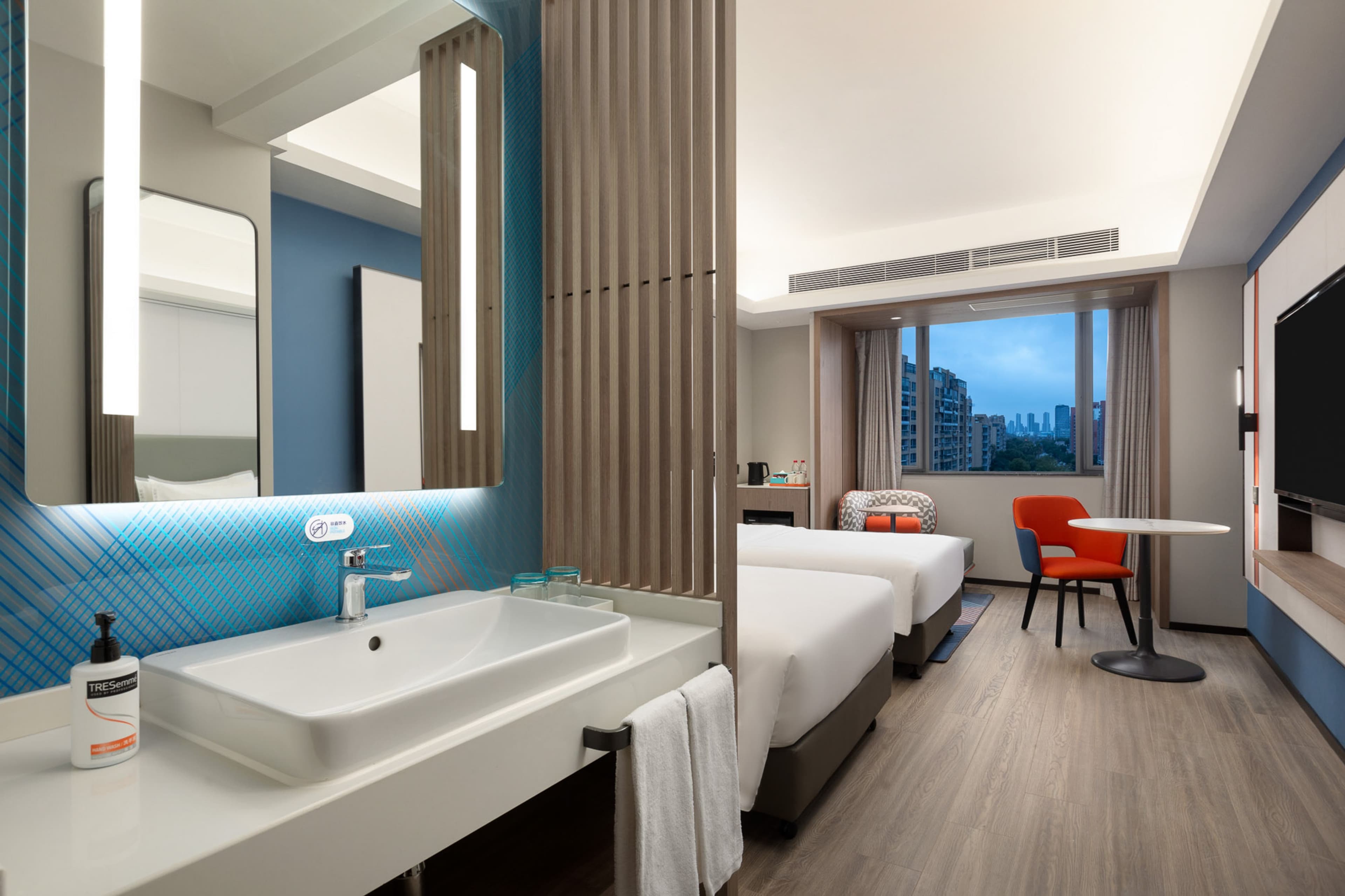 Holiday Inn Express Shanghai Gumei — 10