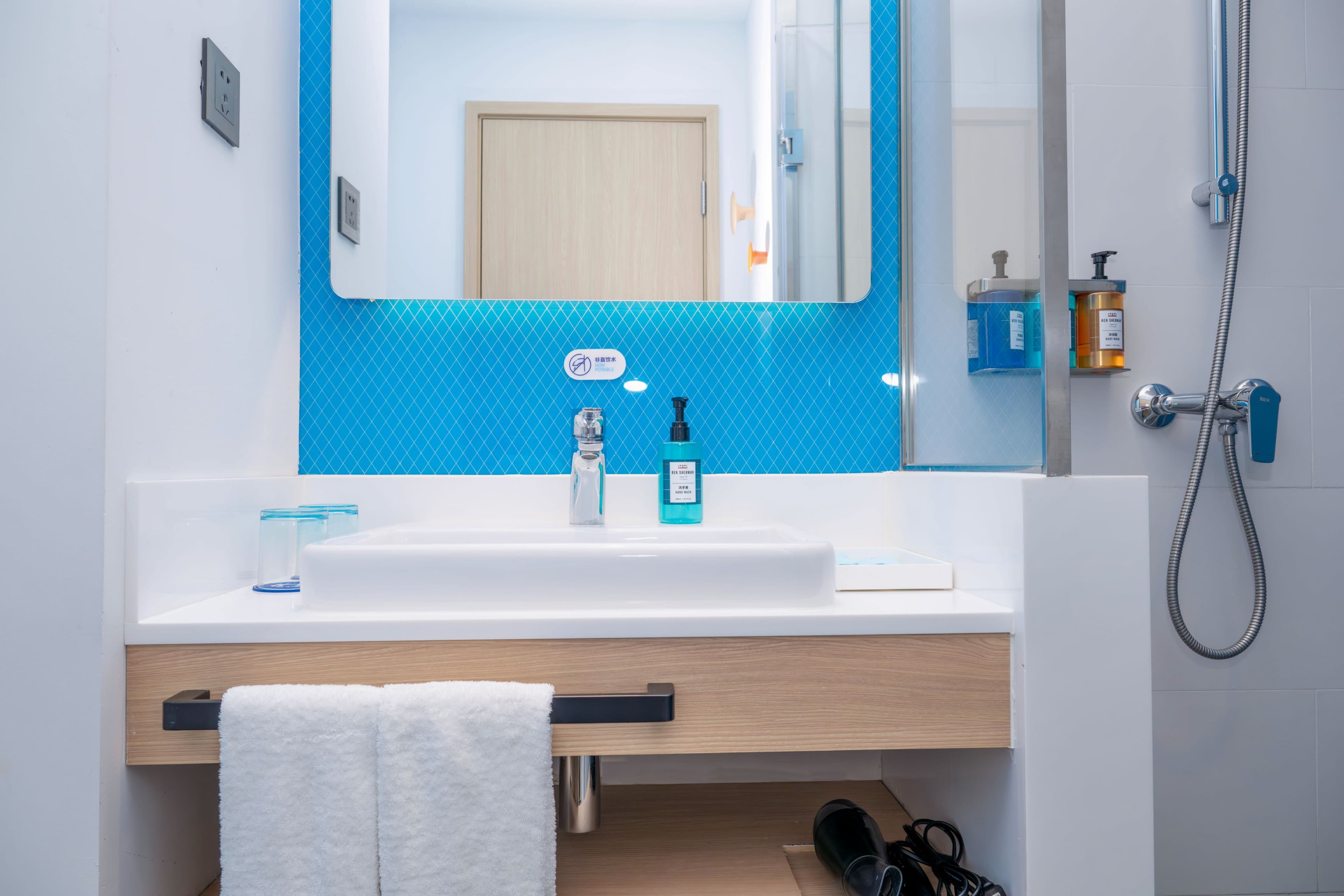 Holiday Inn Express Shanghai Pudong Airport — 7