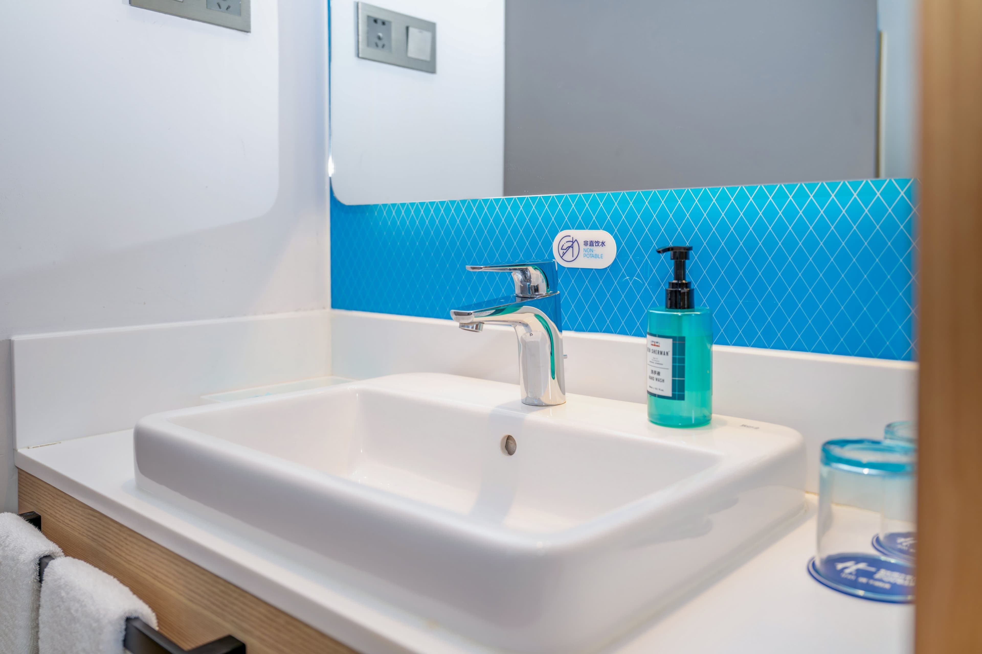 Holiday Inn Express Shanghai Pudong Airport - Image 2