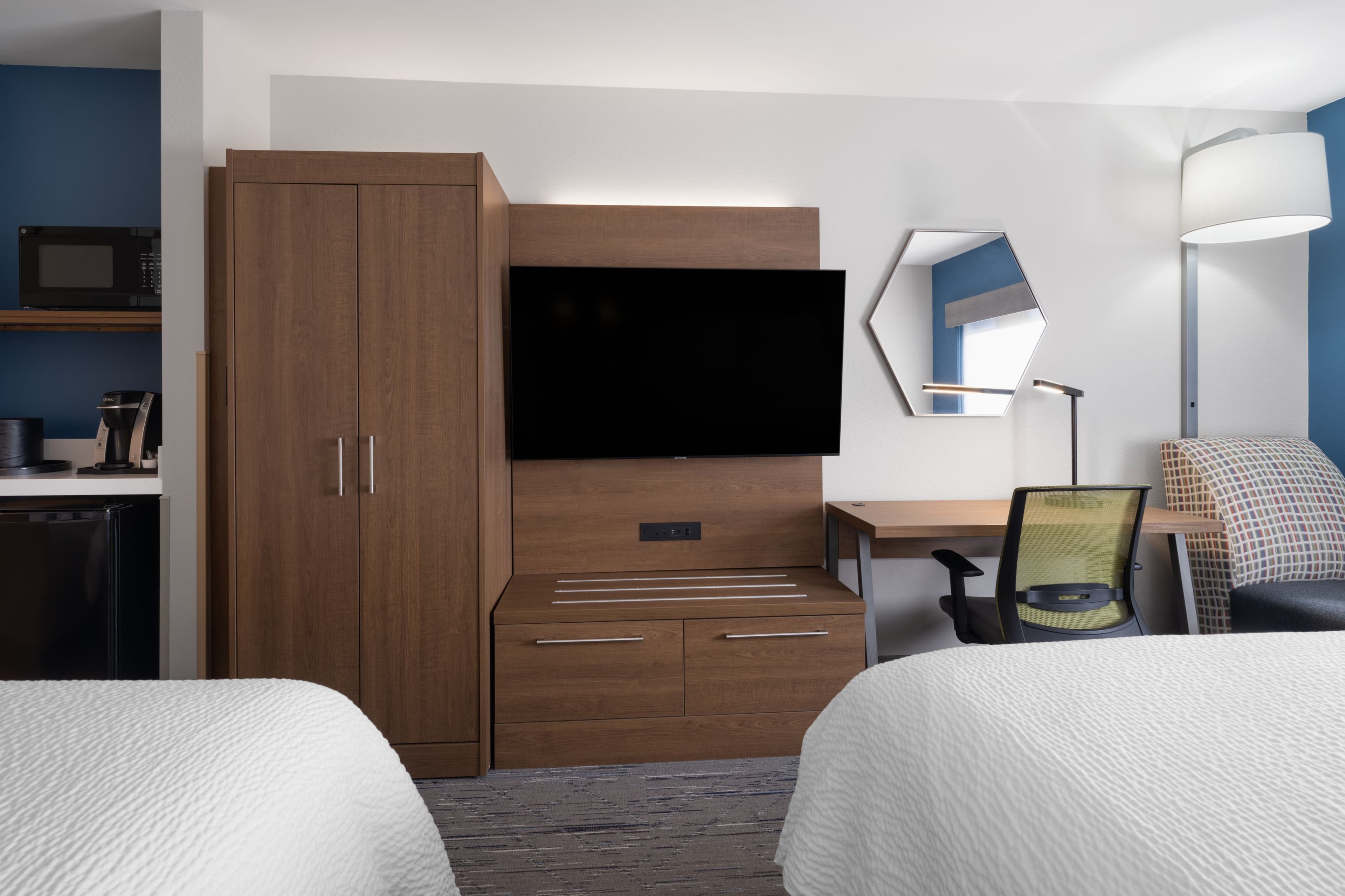 Holiday Inn Express Sheboygan-Kohler (I-43) — 44