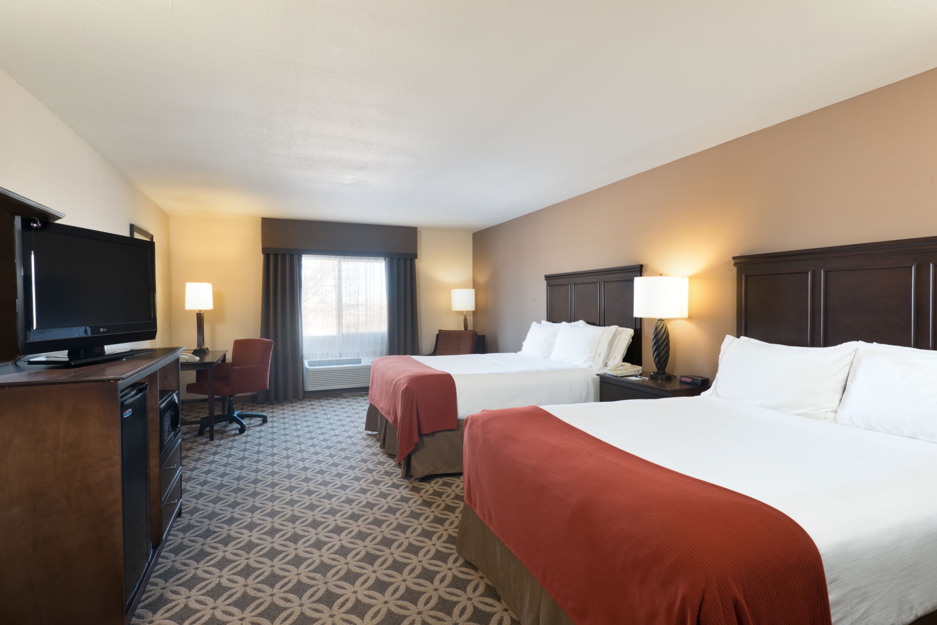Holiday Inn Express Show Low — 10