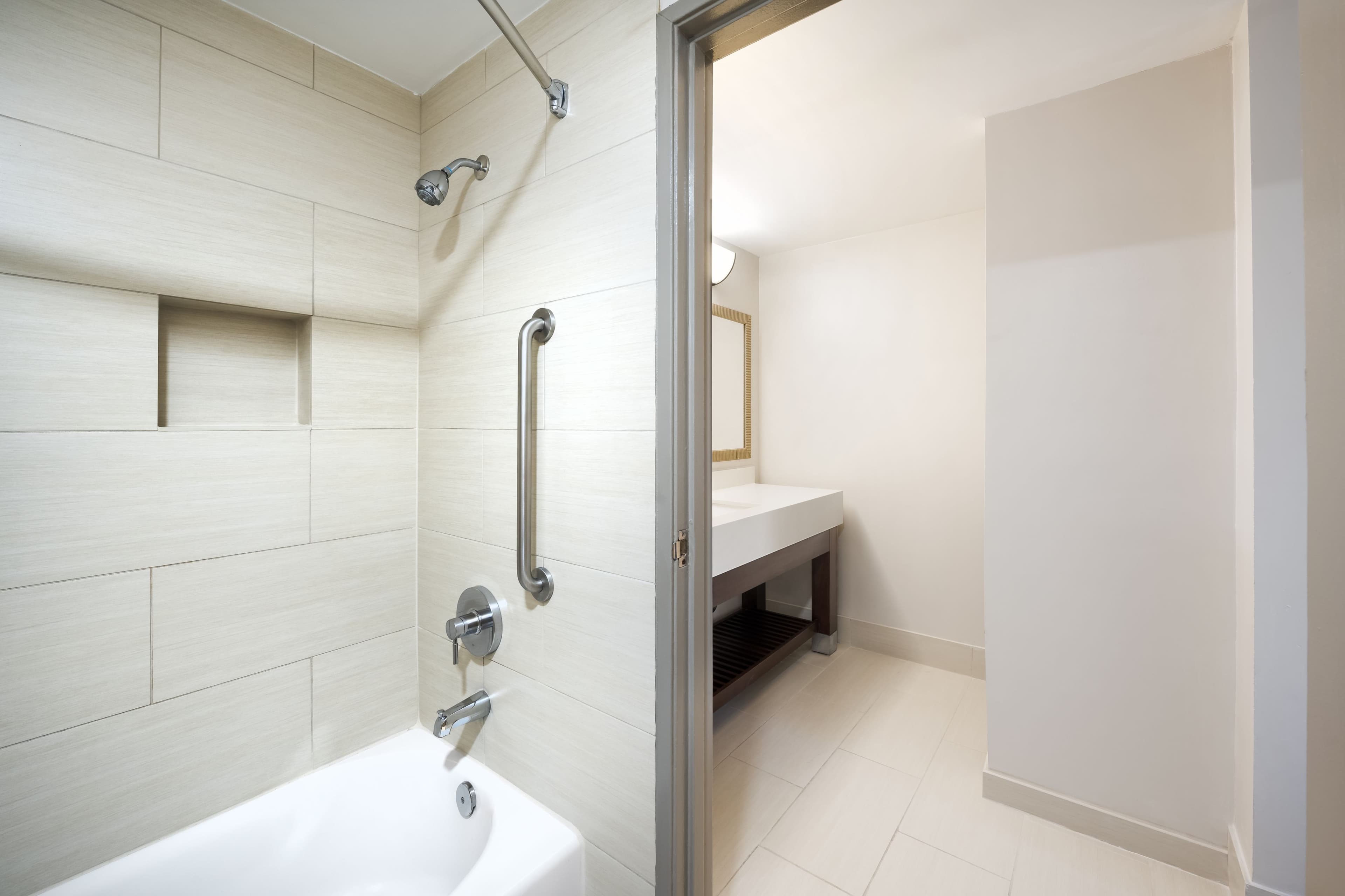 Holiday Inn Express Simi Valley - Image 3