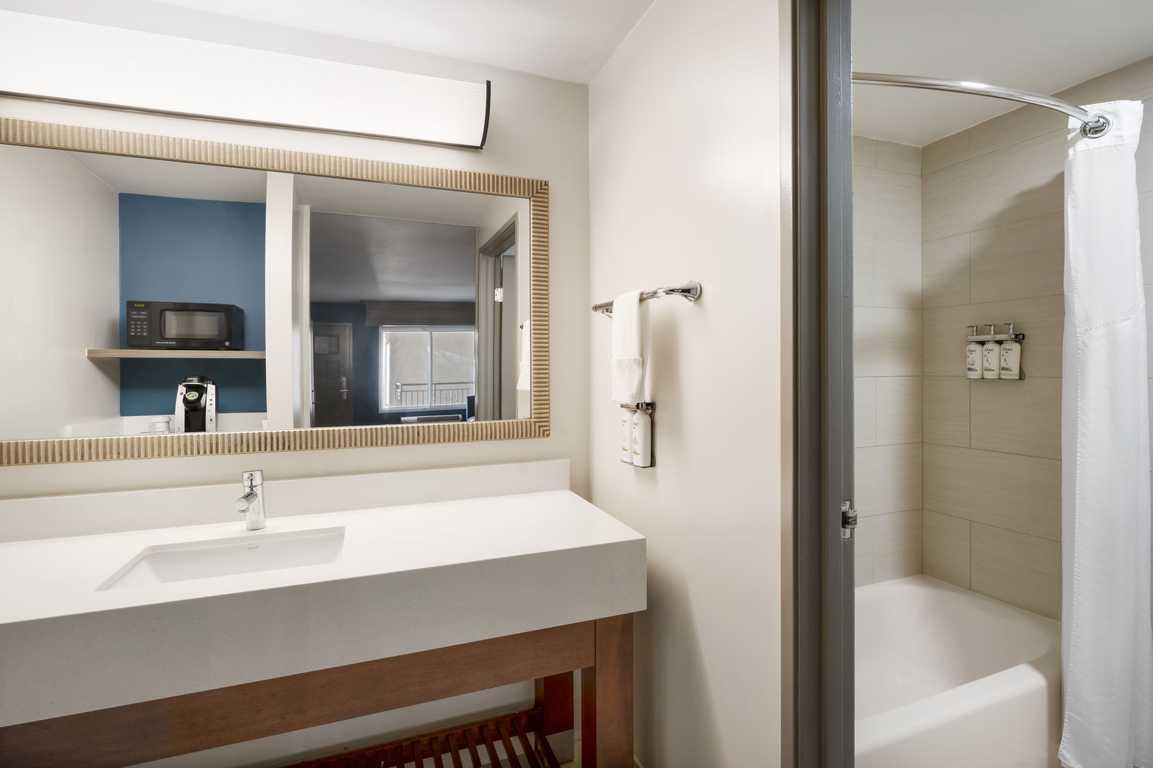 Holiday Inn Express Simi Valley - Image 2