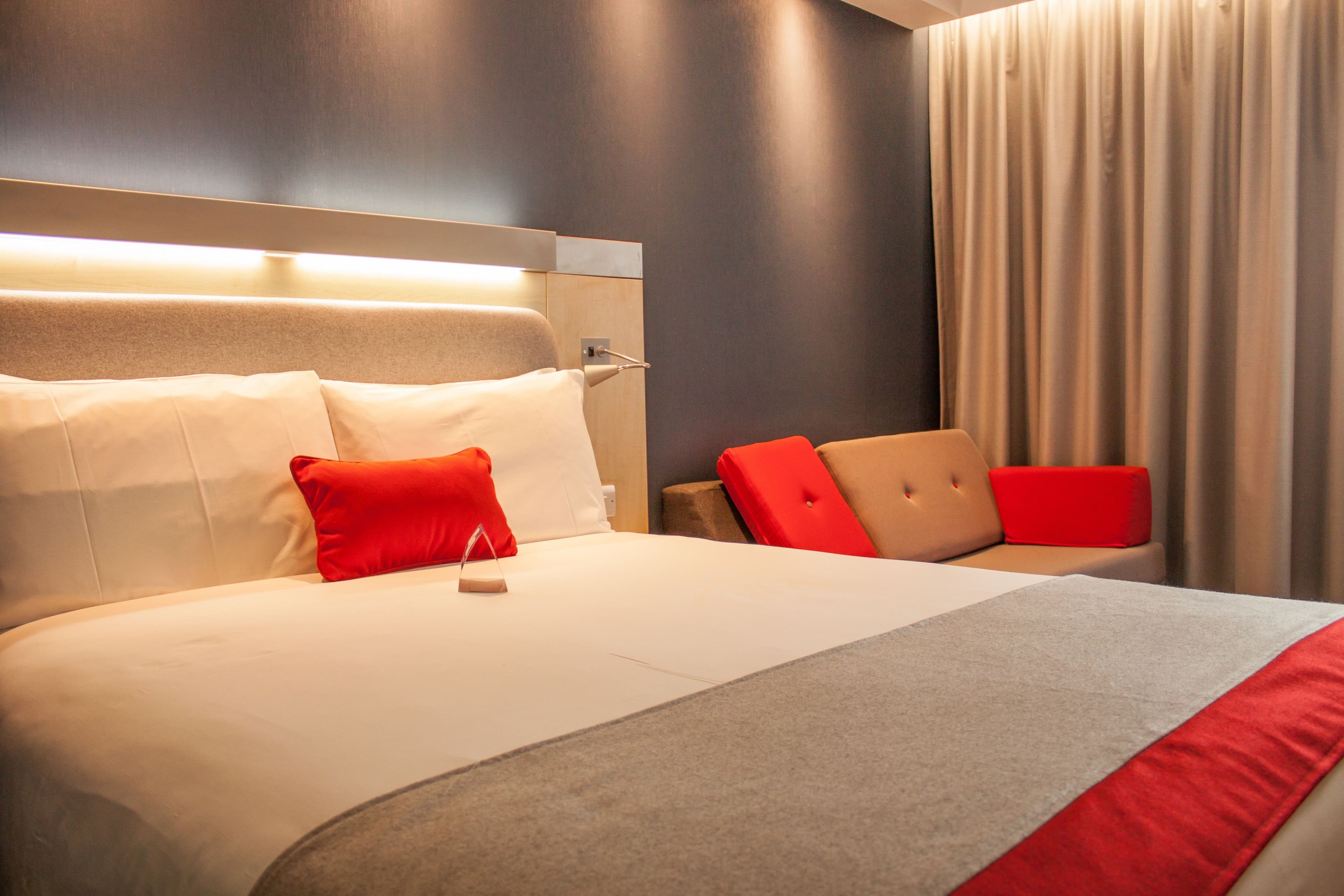 Holiday Inn Express Slough - Image 2