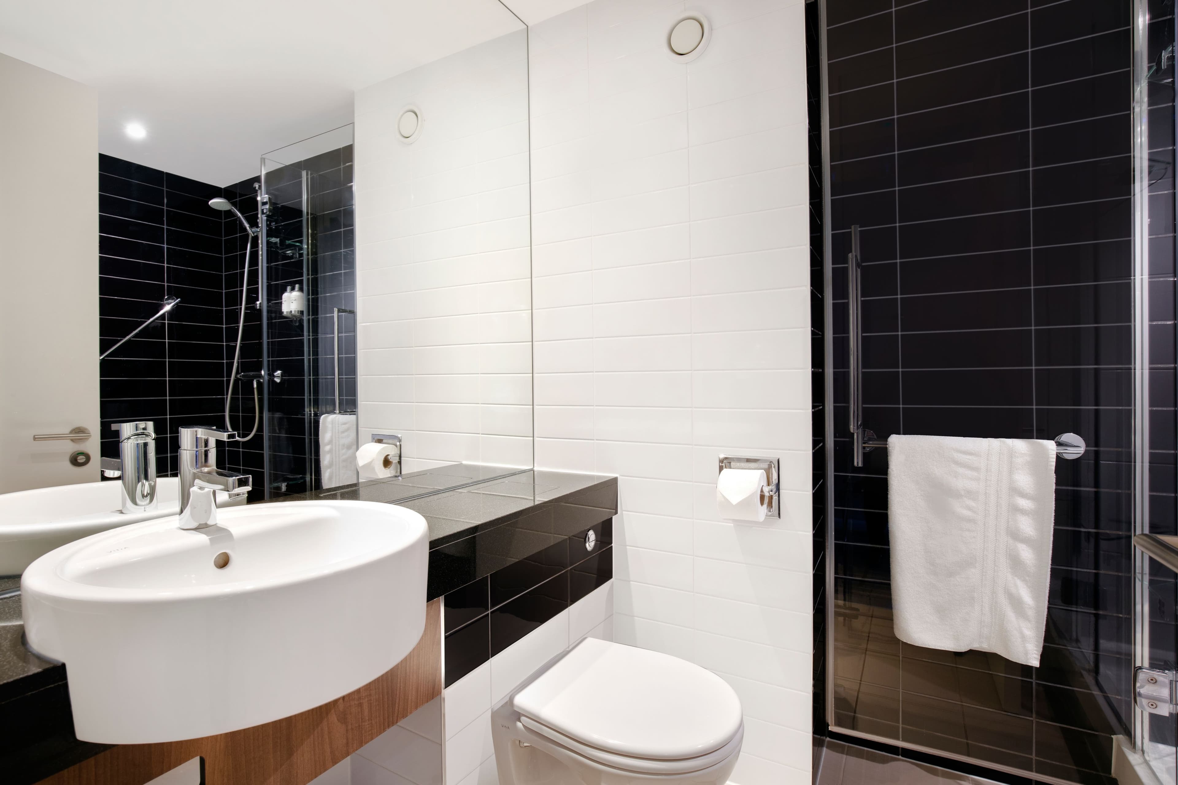 Holiday Inn Express London - Heathrow T5 - Image 4