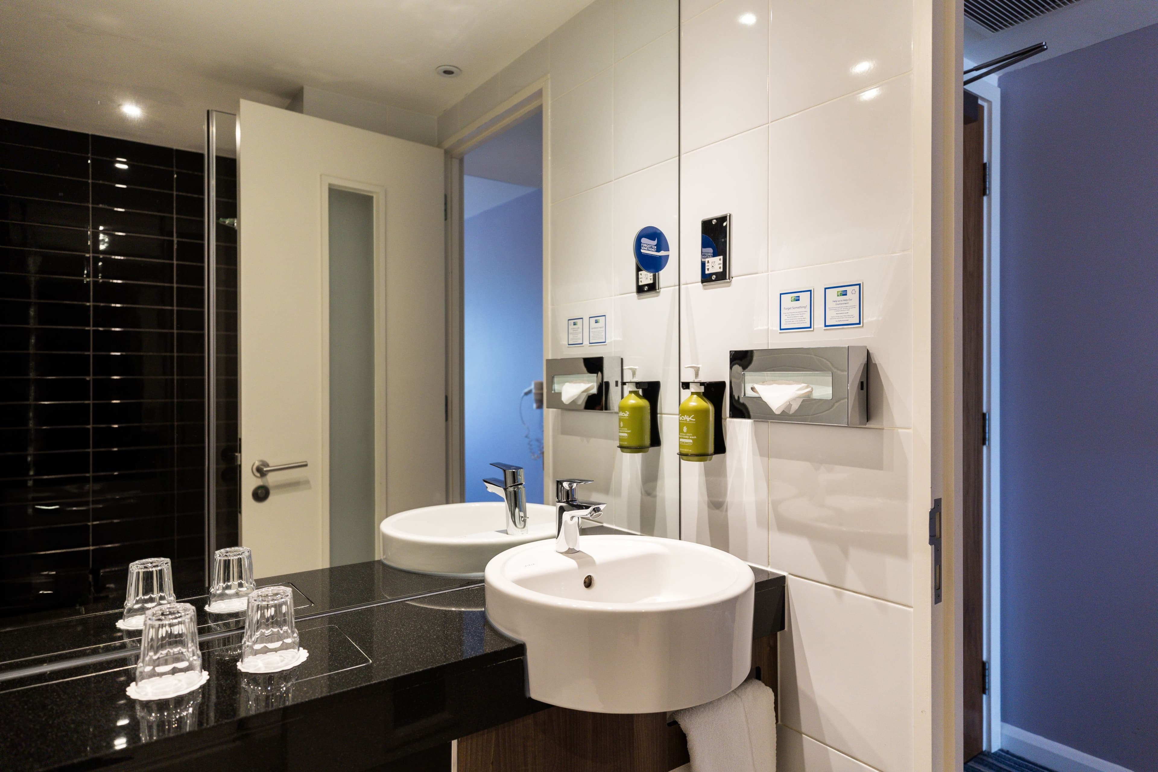 Holiday Inn Express London - Heathrow T5 - Image 5