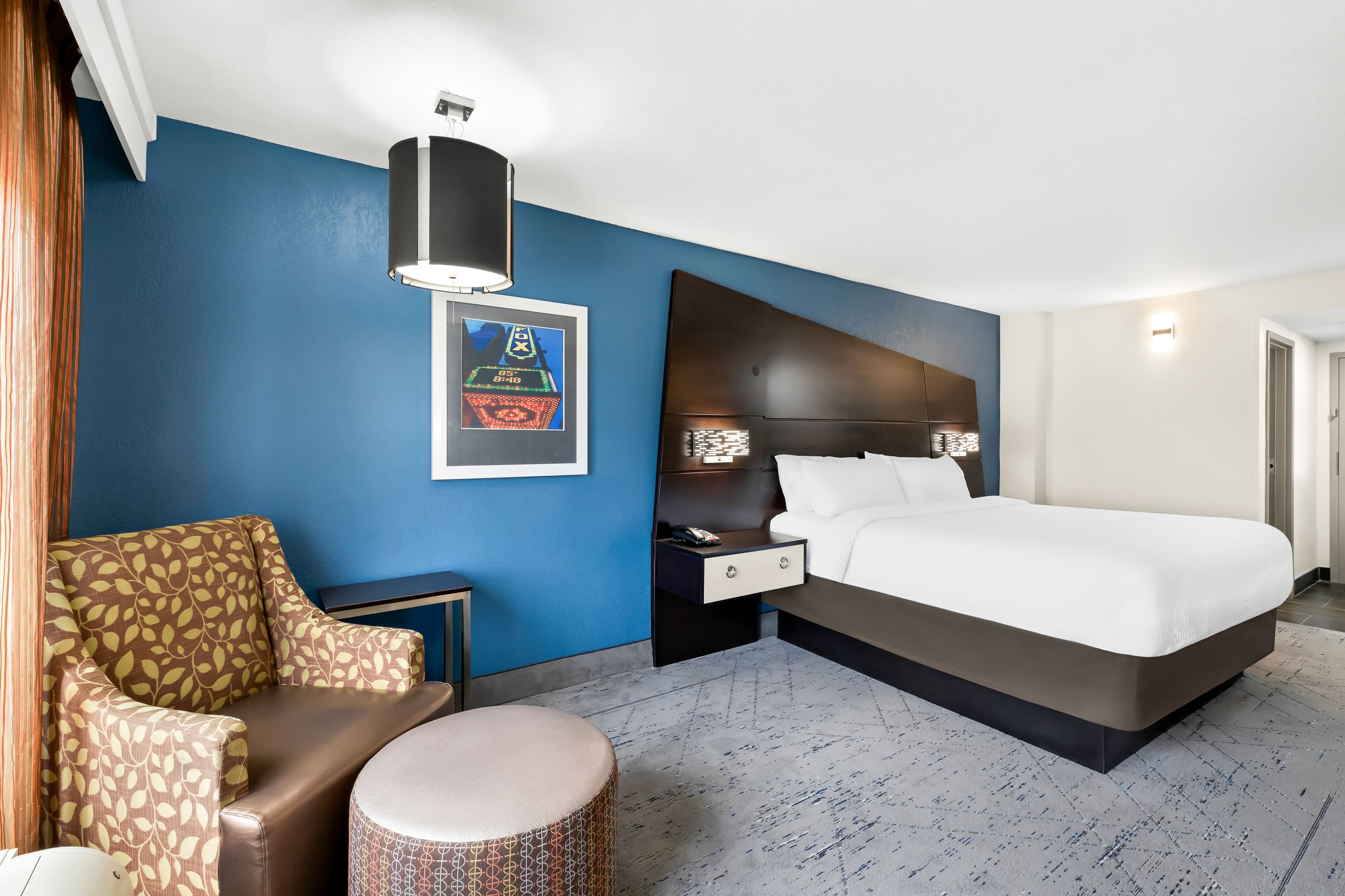 Holiday Inn Express Atlanta Galleria-Ballpark Area - Image 4