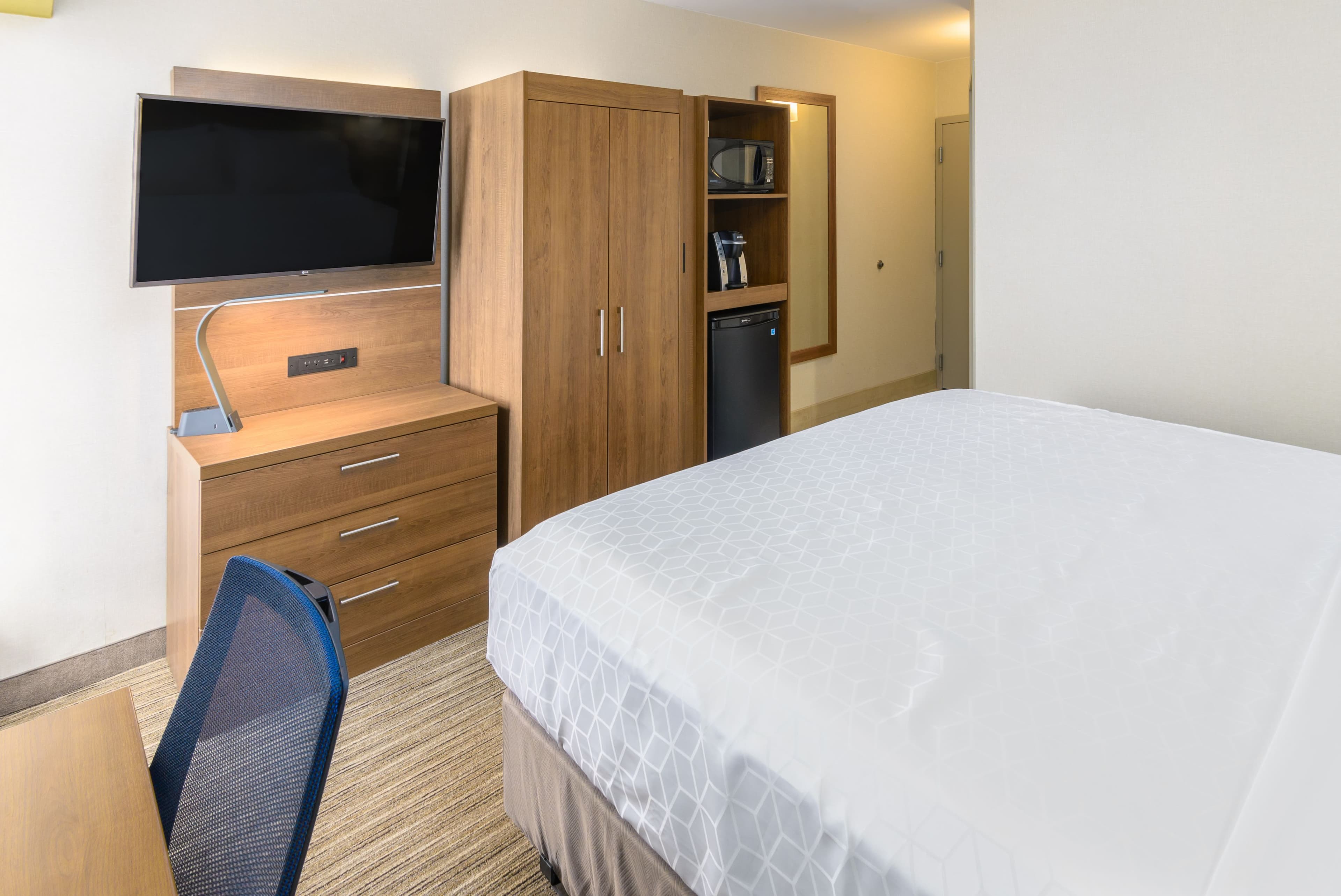 Holiday Inn Express Southington - Image 4