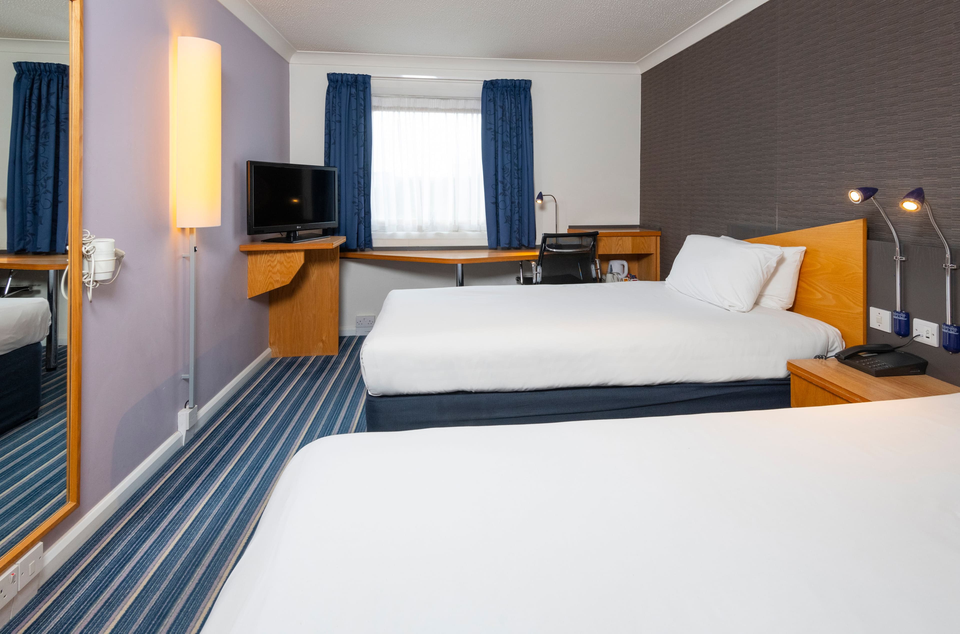 Holiday Inn Express Stafford - Image 4