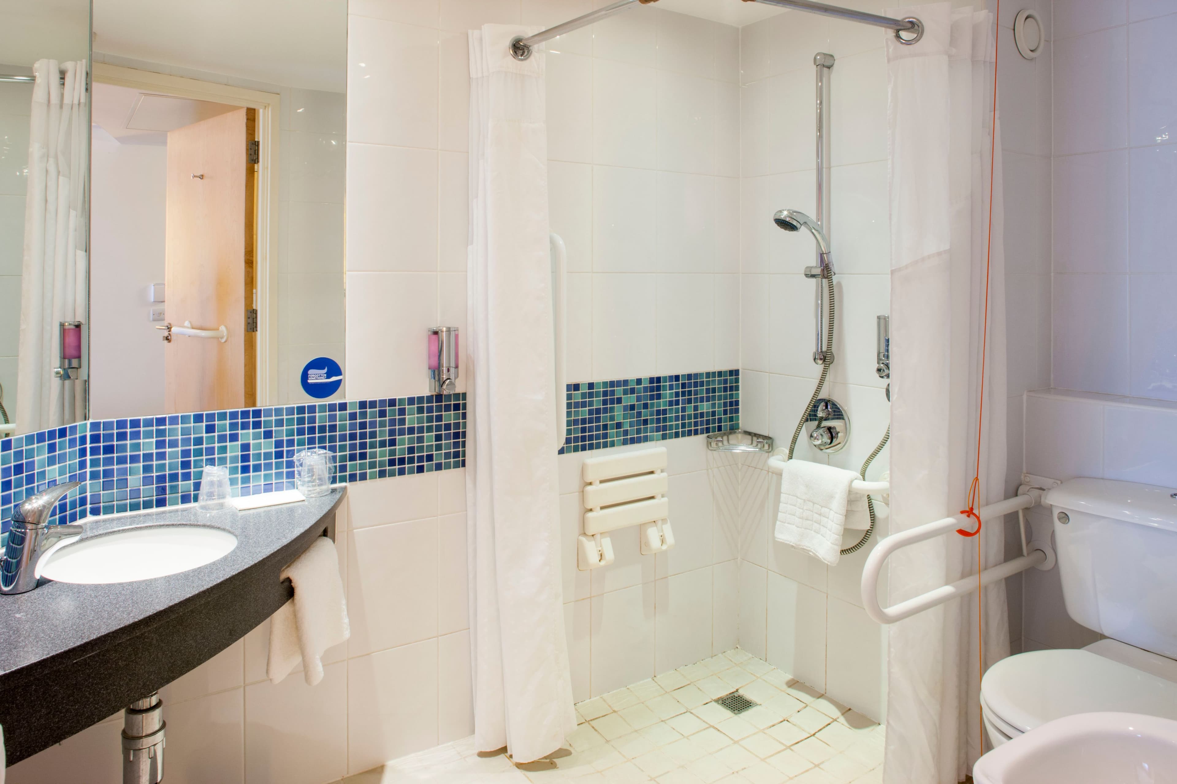 Holiday Inn Express London - Stansted Airport — 13
