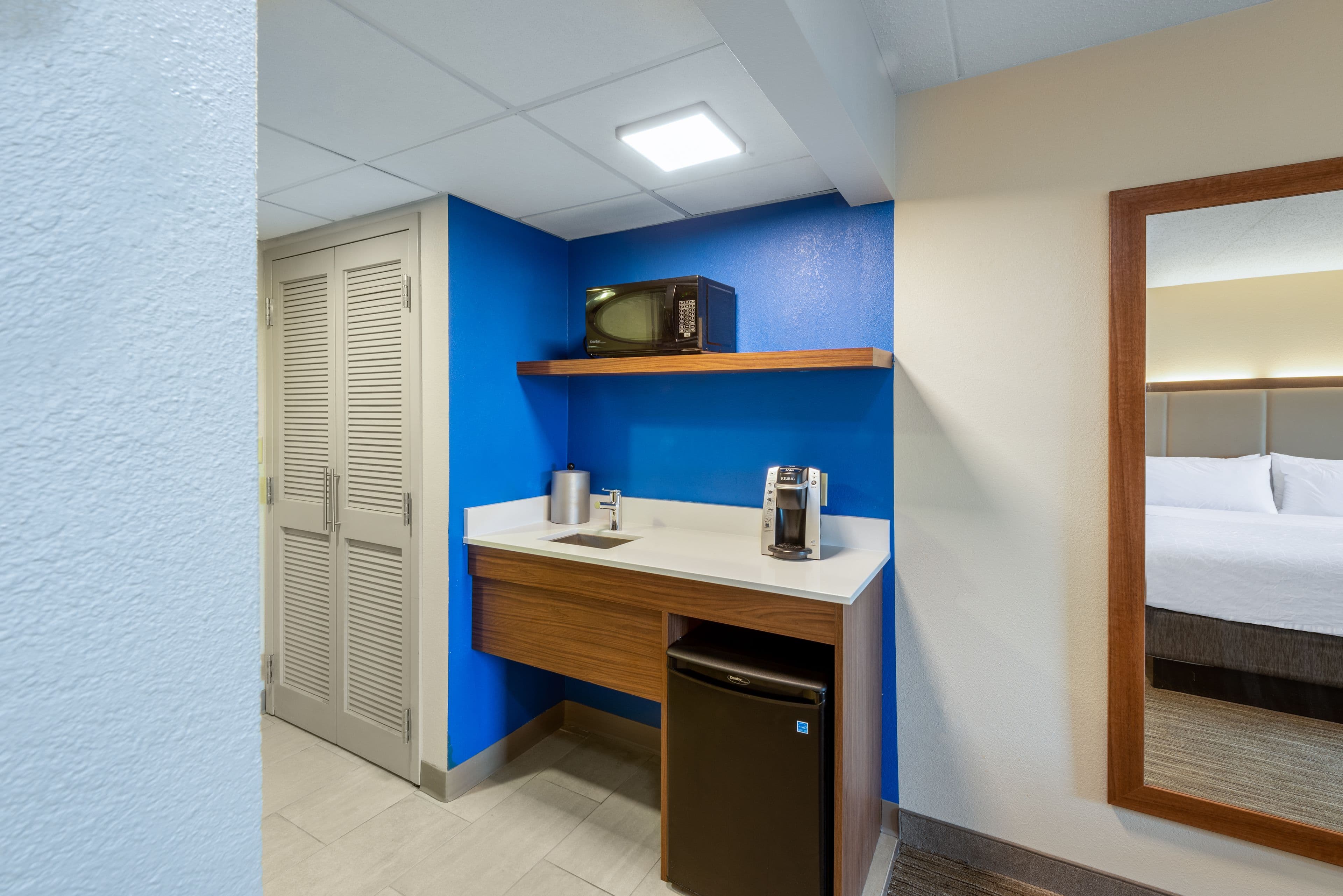 Holiday Inn Express State College @Williamsburg Sq — 9