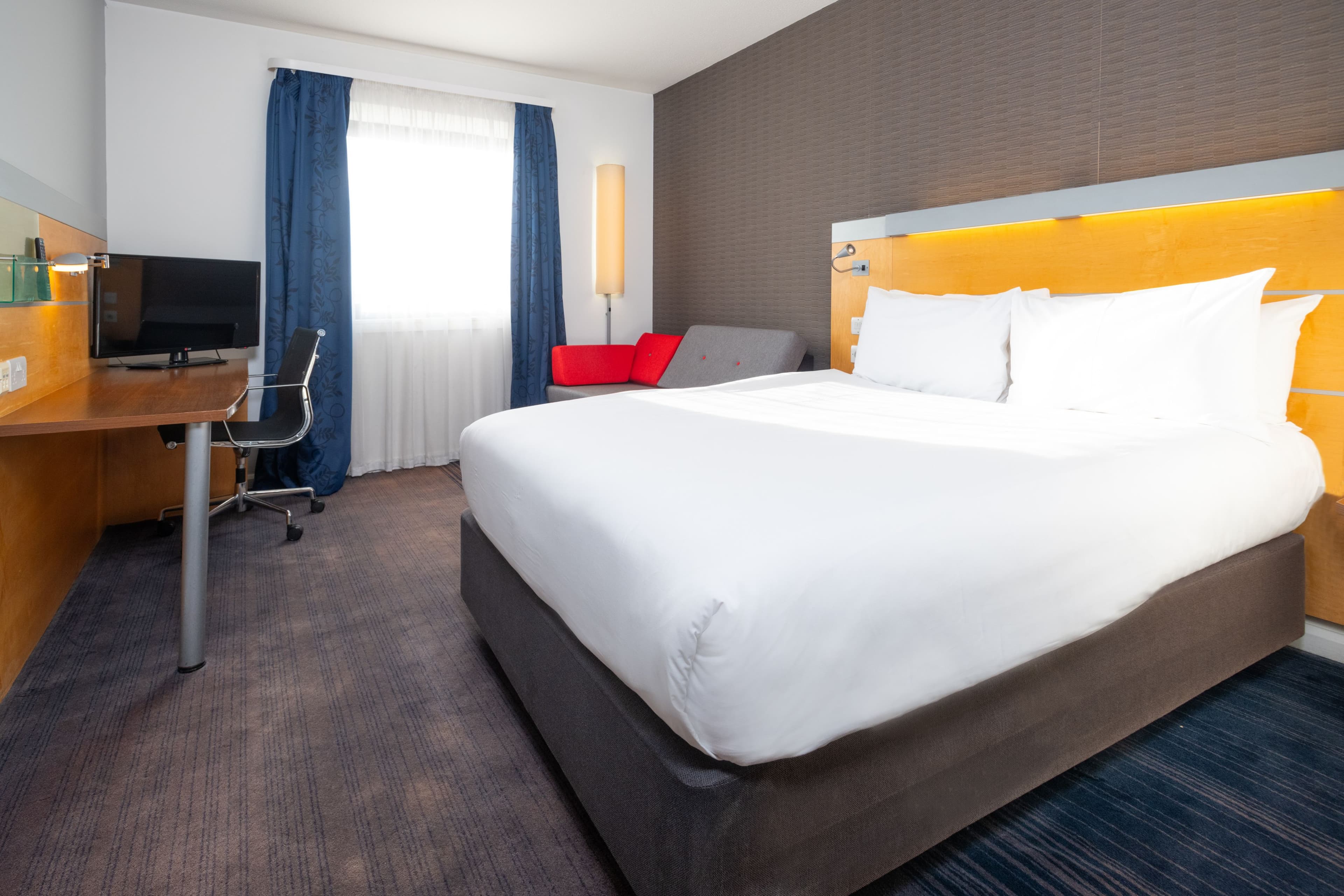 Holiday Inn Express Stevenage - Image 2