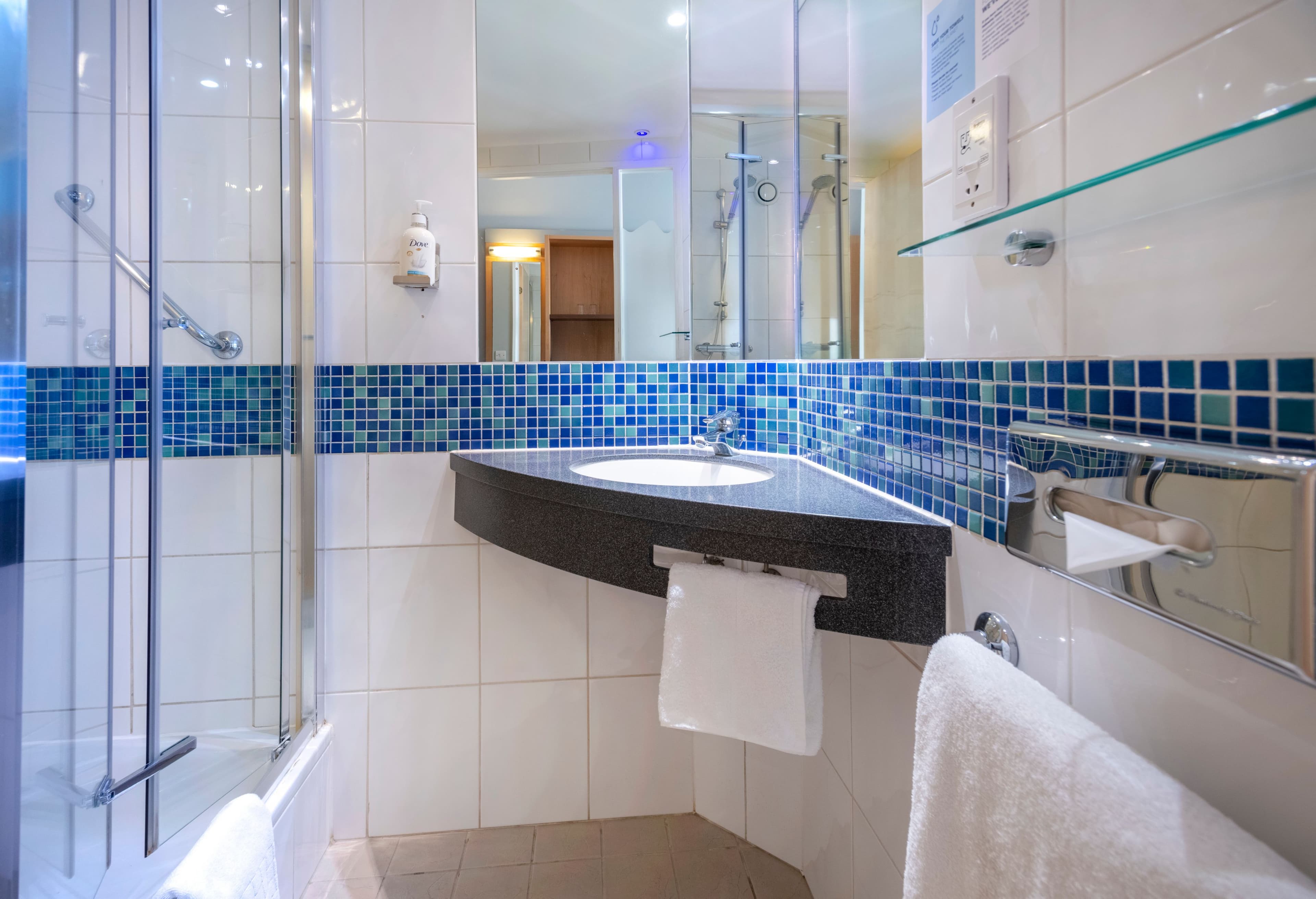 Standard Room with Free Hot Breakfast - Image 5