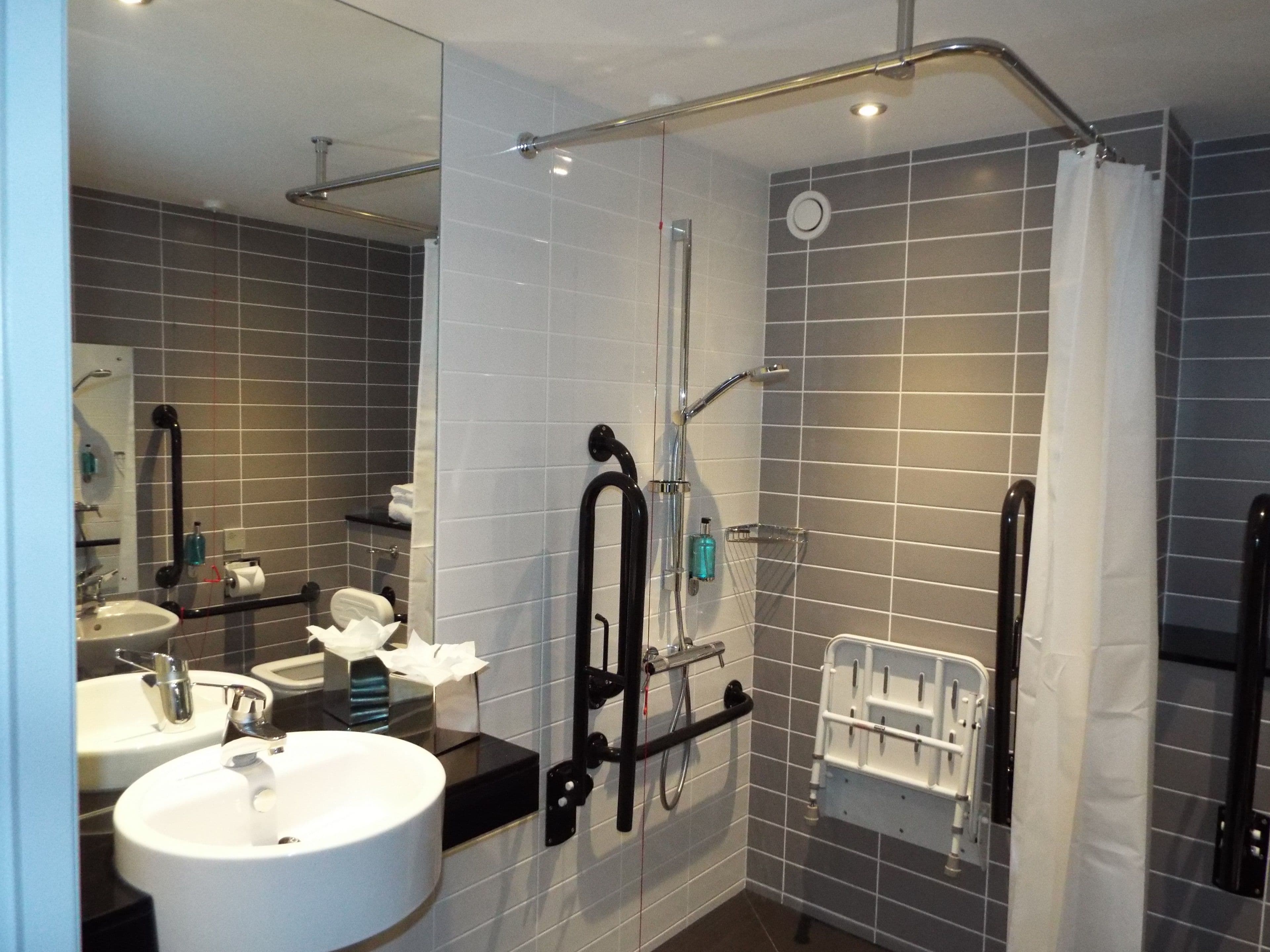 Holiday Inn Express Stockport - Image 5