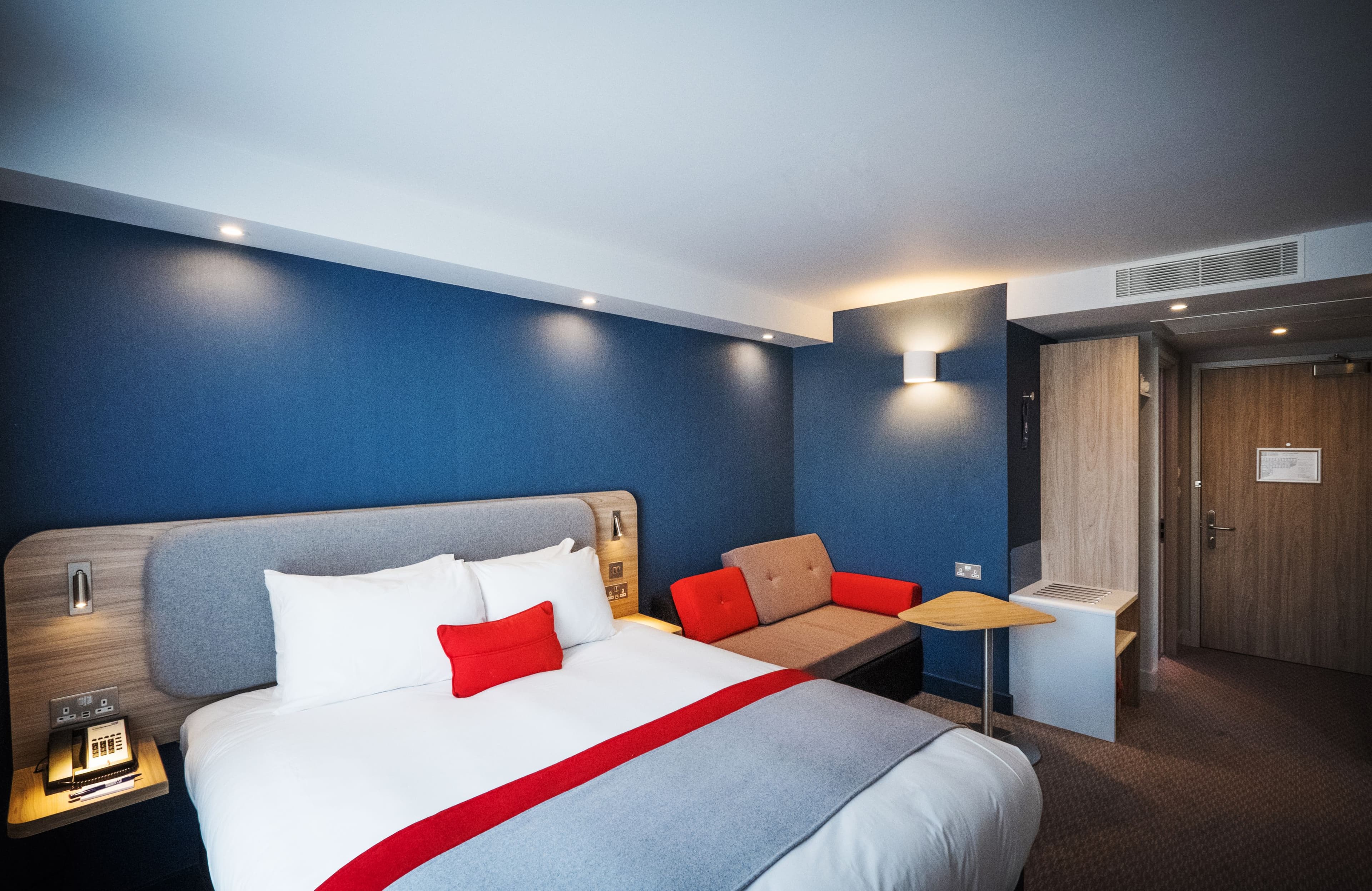 Holiday Inn Express Stockport - Image 2