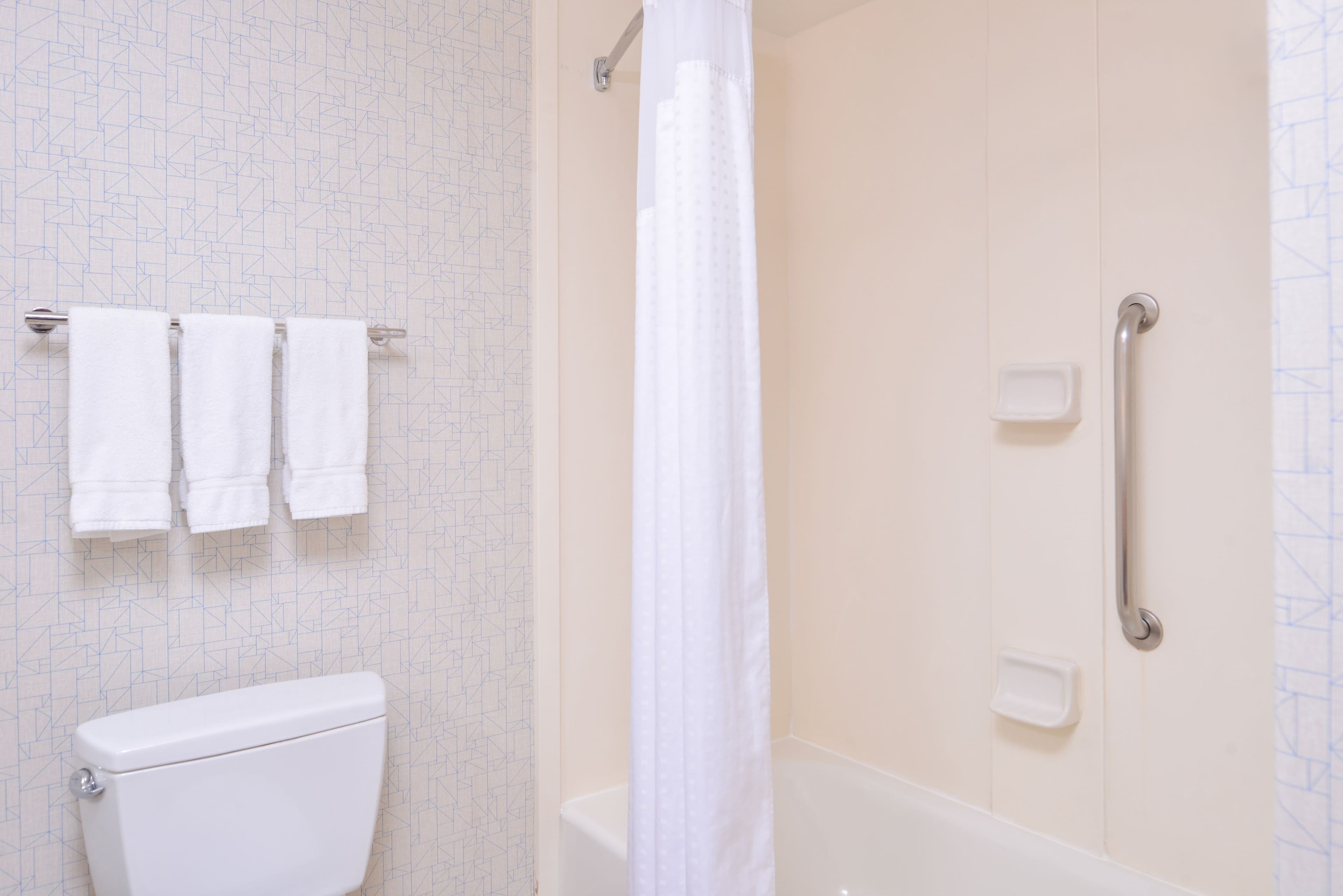 Holiday Inn Express Stockton Southeast - Image 4