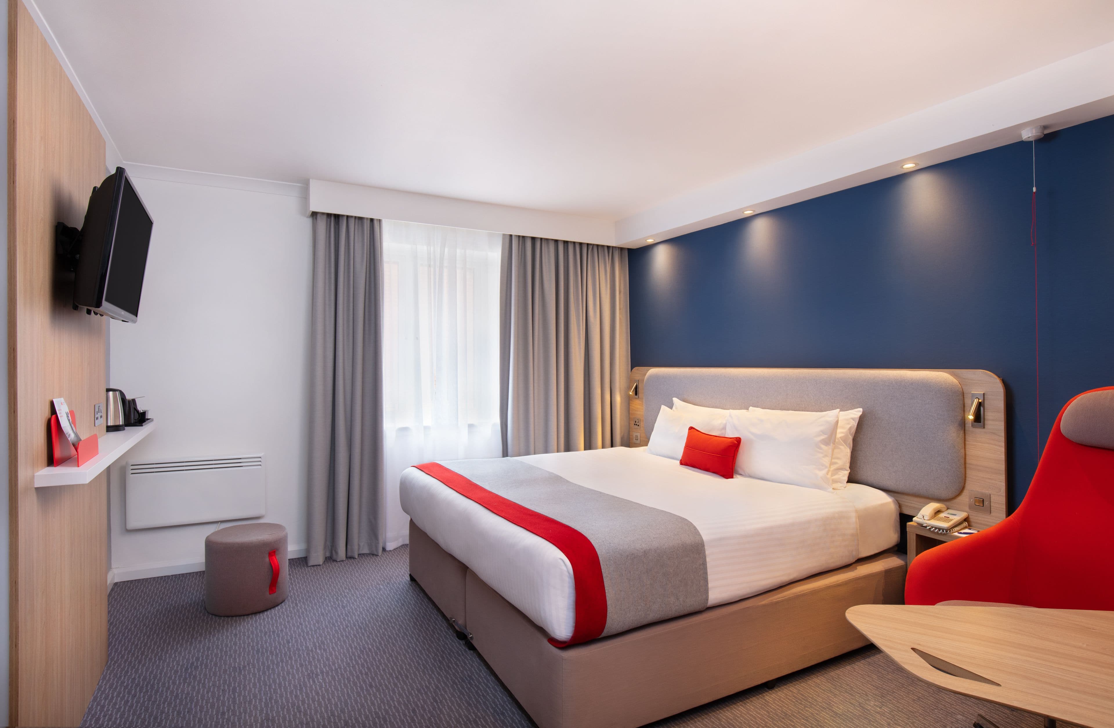 Holiday Inn Express Strathclyde Park M74, Jct.5 — 8