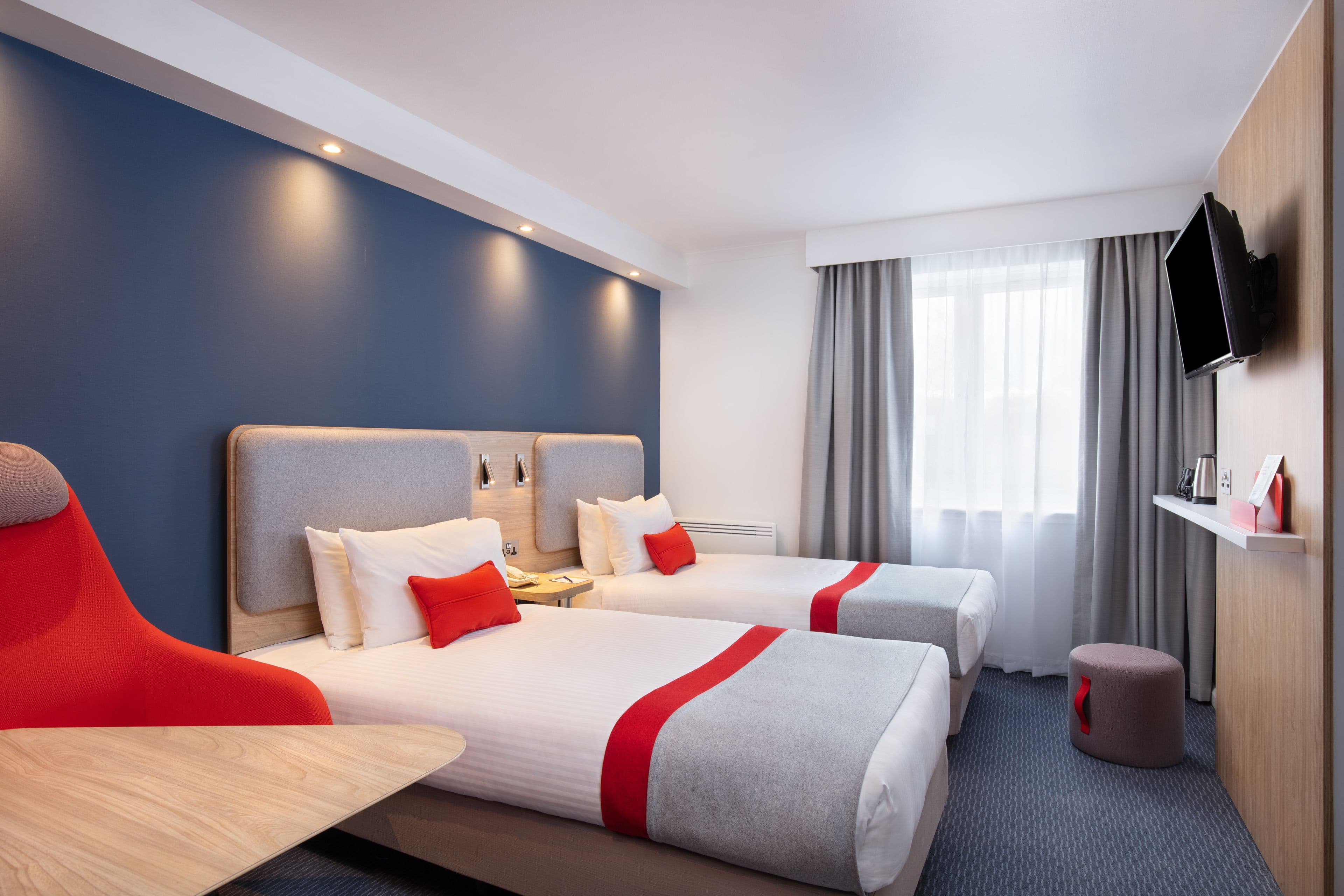 Holiday Inn Express Strathclyde Park M74, Jct.5 — 9