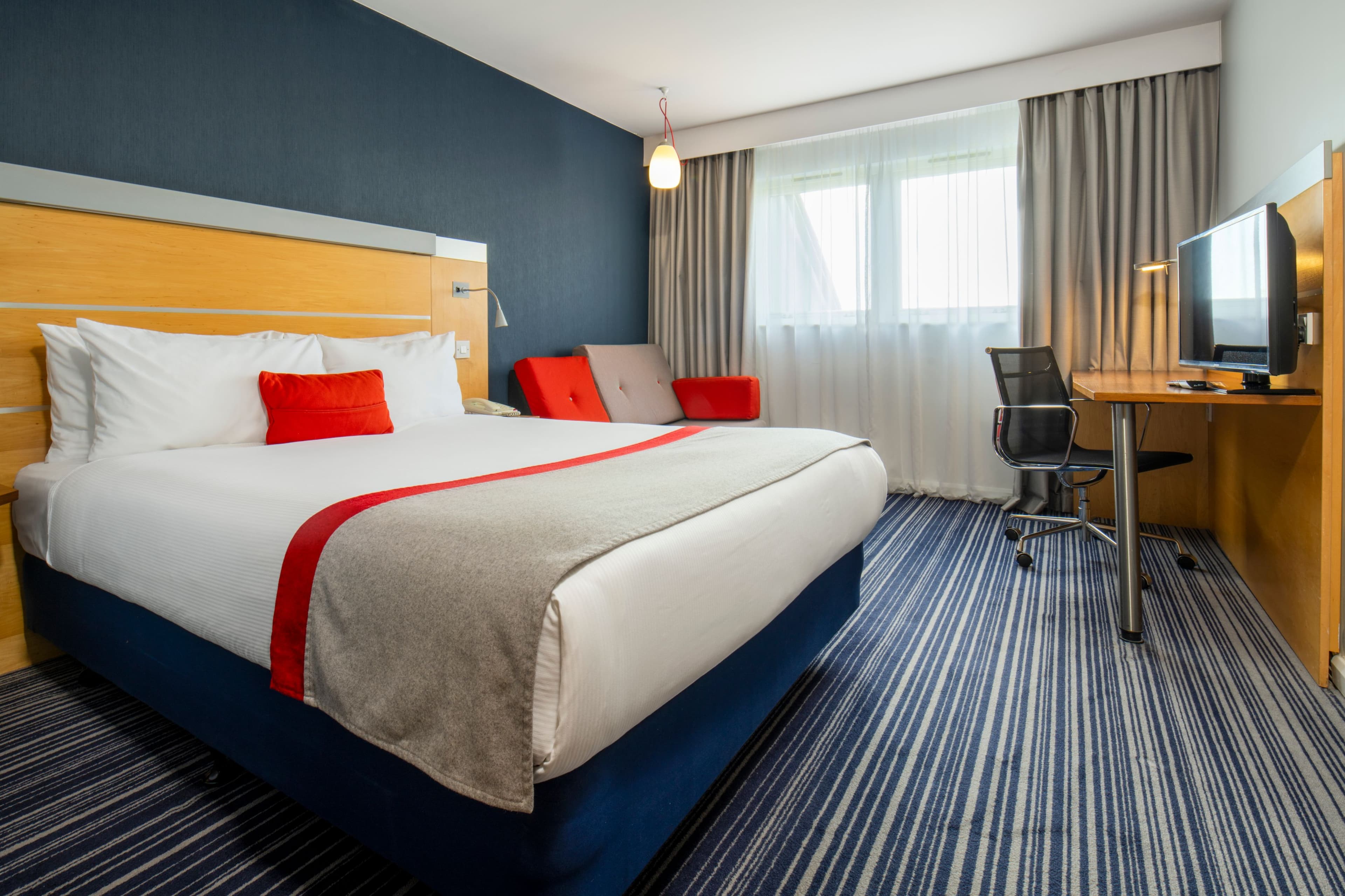 Holiday Inn Express London - Epsom Downs — 7